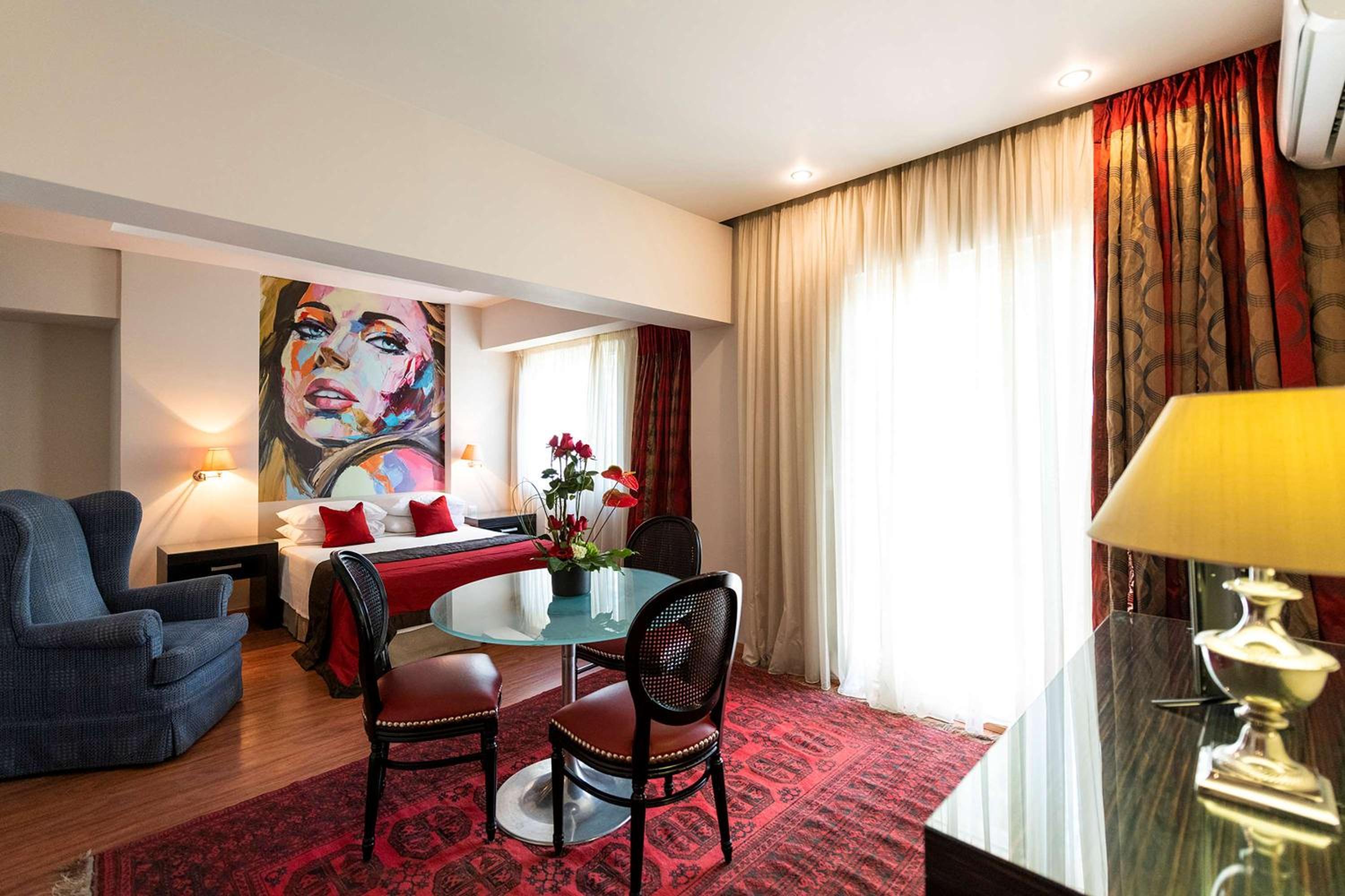 Junior King Suite photo 1