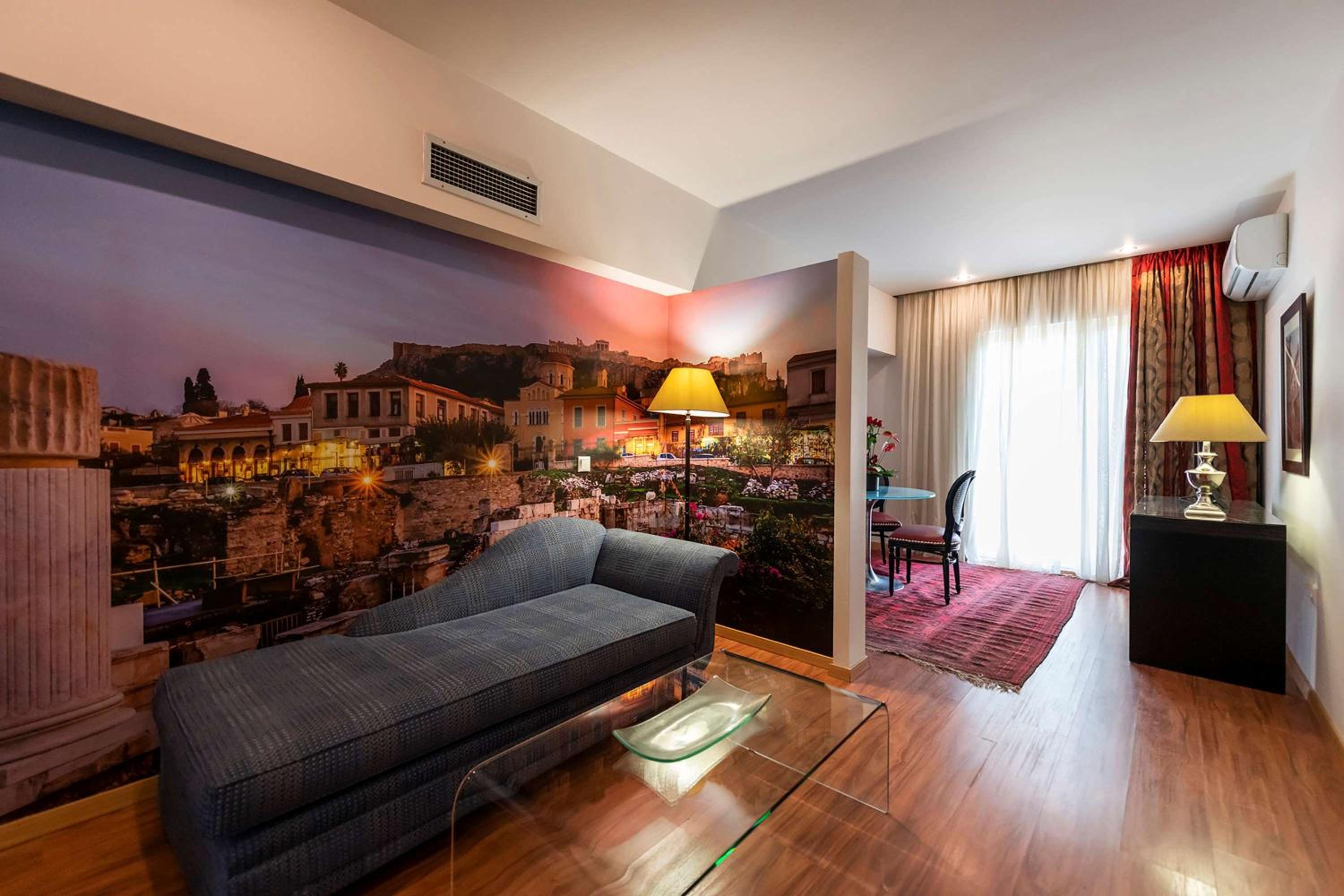 Junior King Suite photo 3