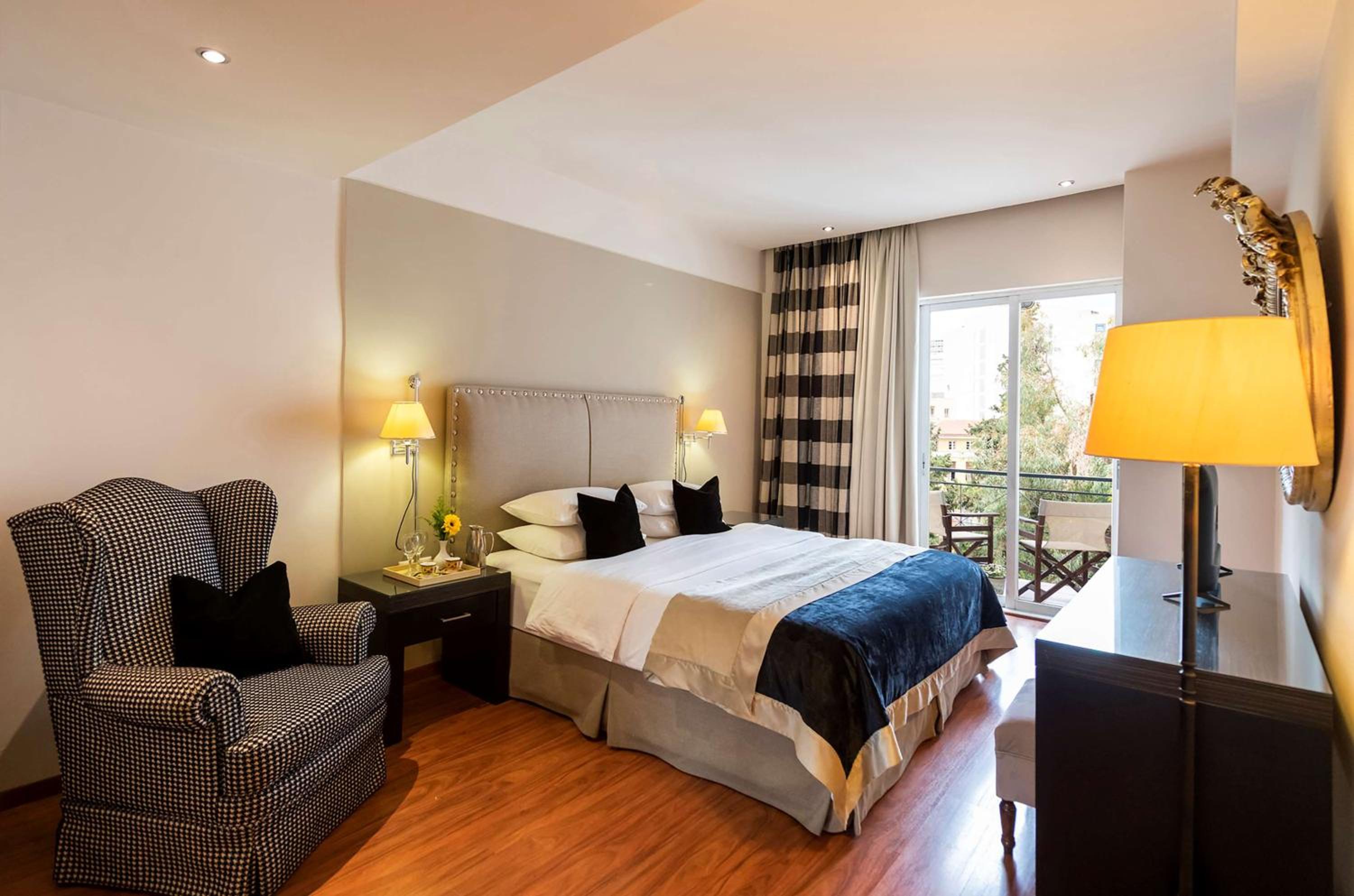 Executive King Room with Balcony - Non-Smoking photo 3
