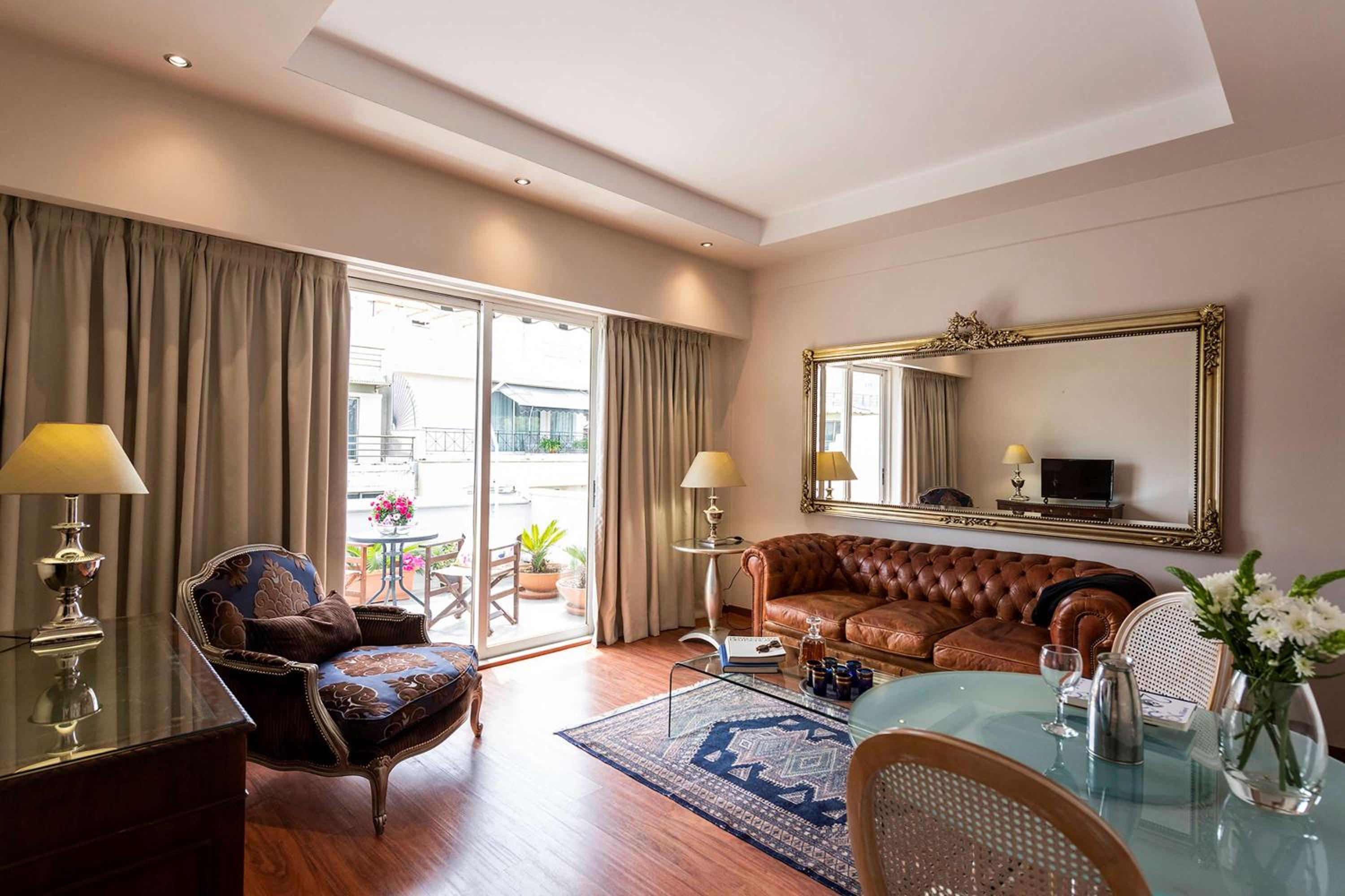 Deluxe King Suite with Balcony photo 3