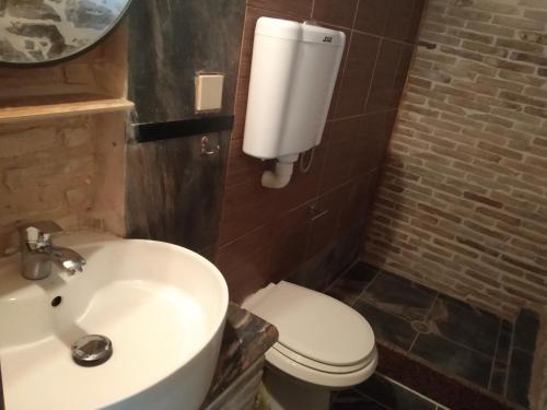 One-Bedroom House - Photo 4