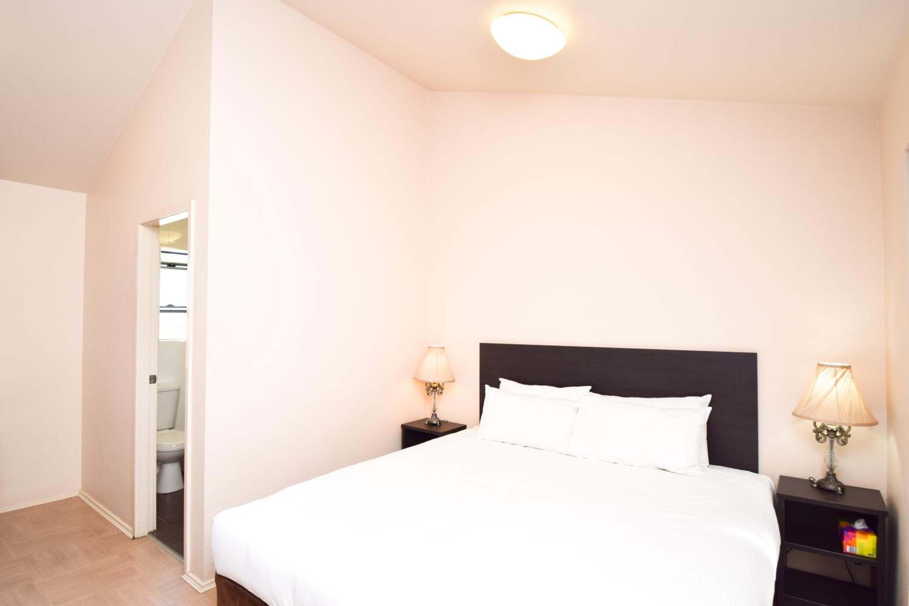 Queen Room photo 2