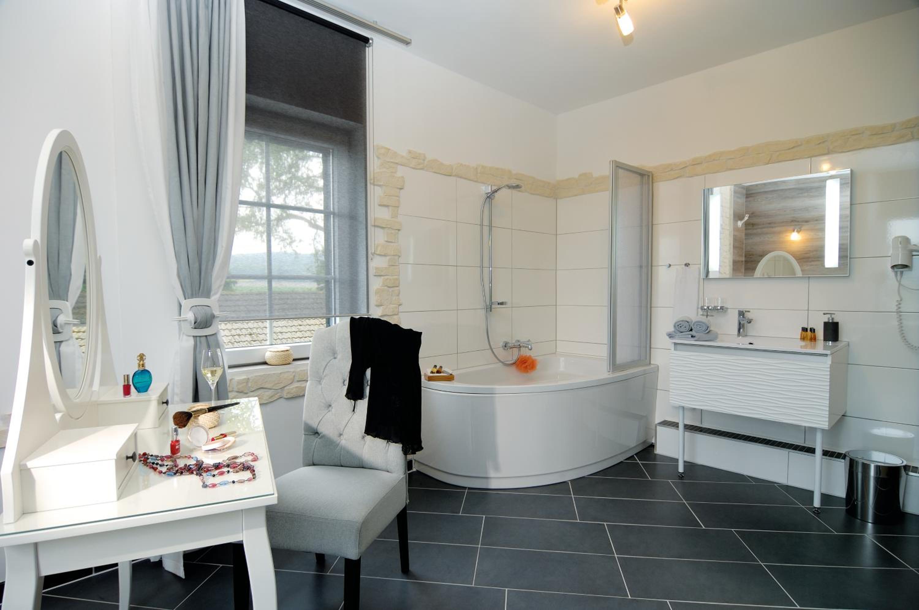 One-Bedroom Queen Suite with Sofa Bed - Photo 4