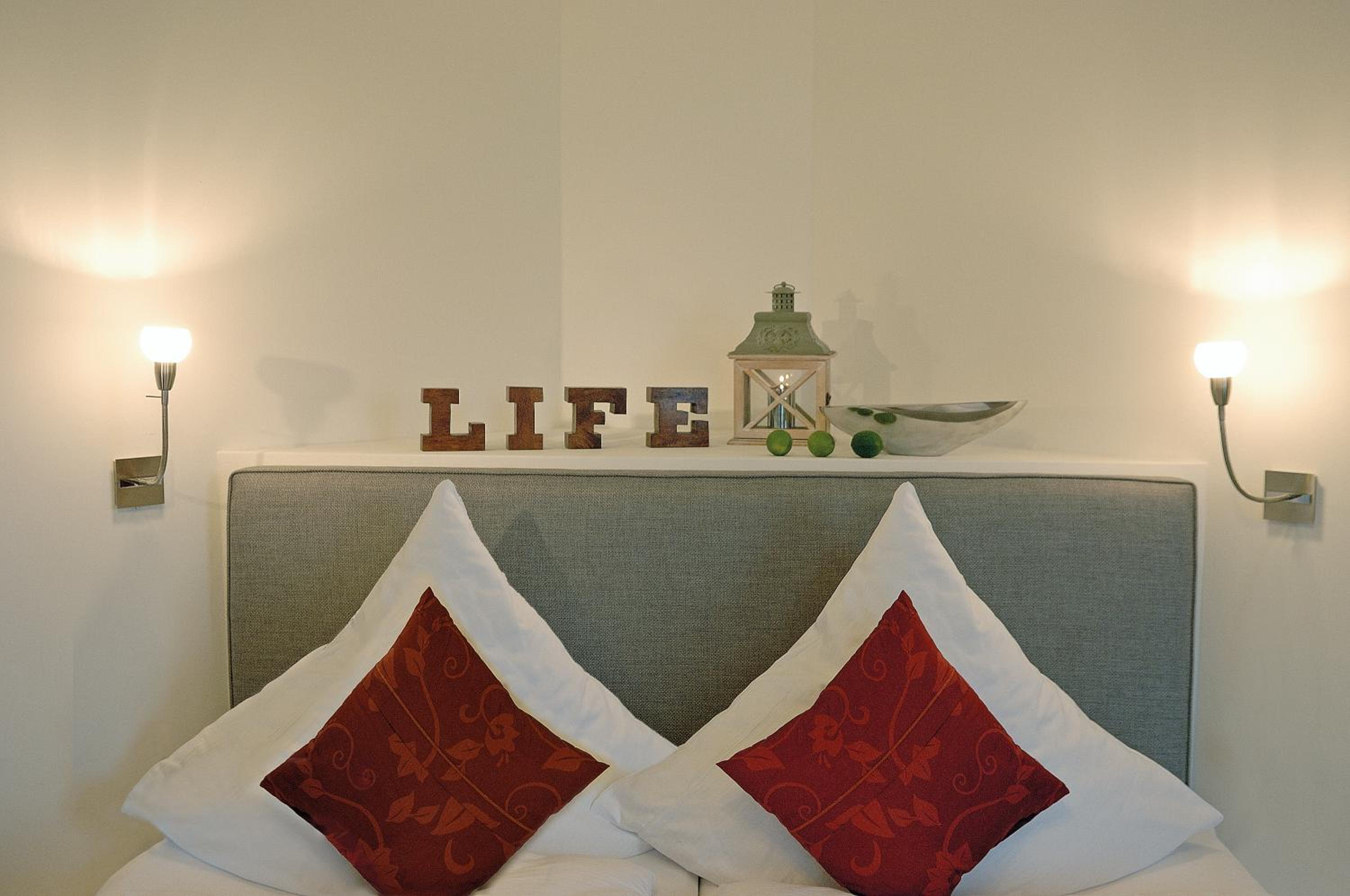 One-Bedroom Queen Suite with Sofa Bed - Photo 3