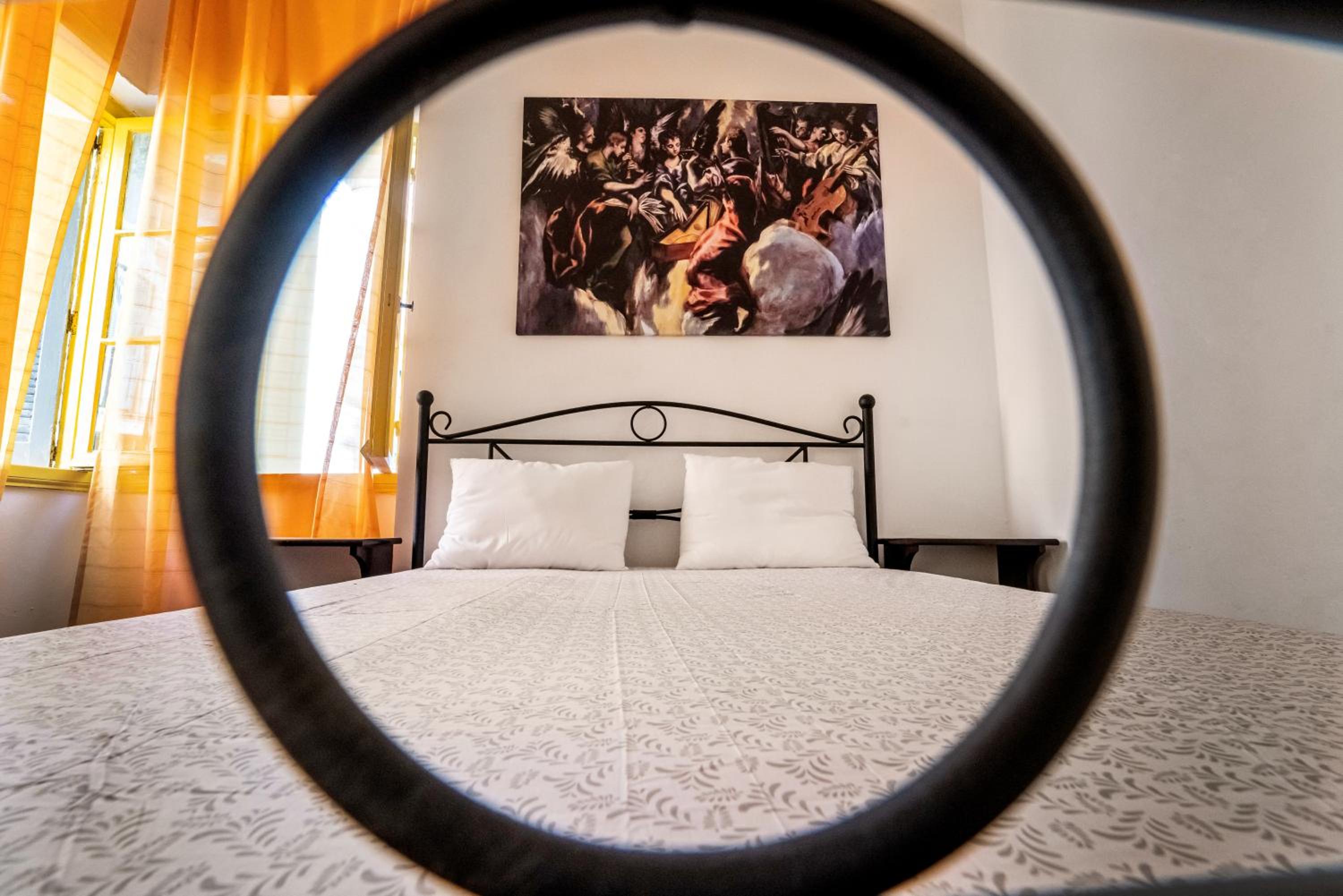 One-Bedroom Apartment with Shared Bathroom