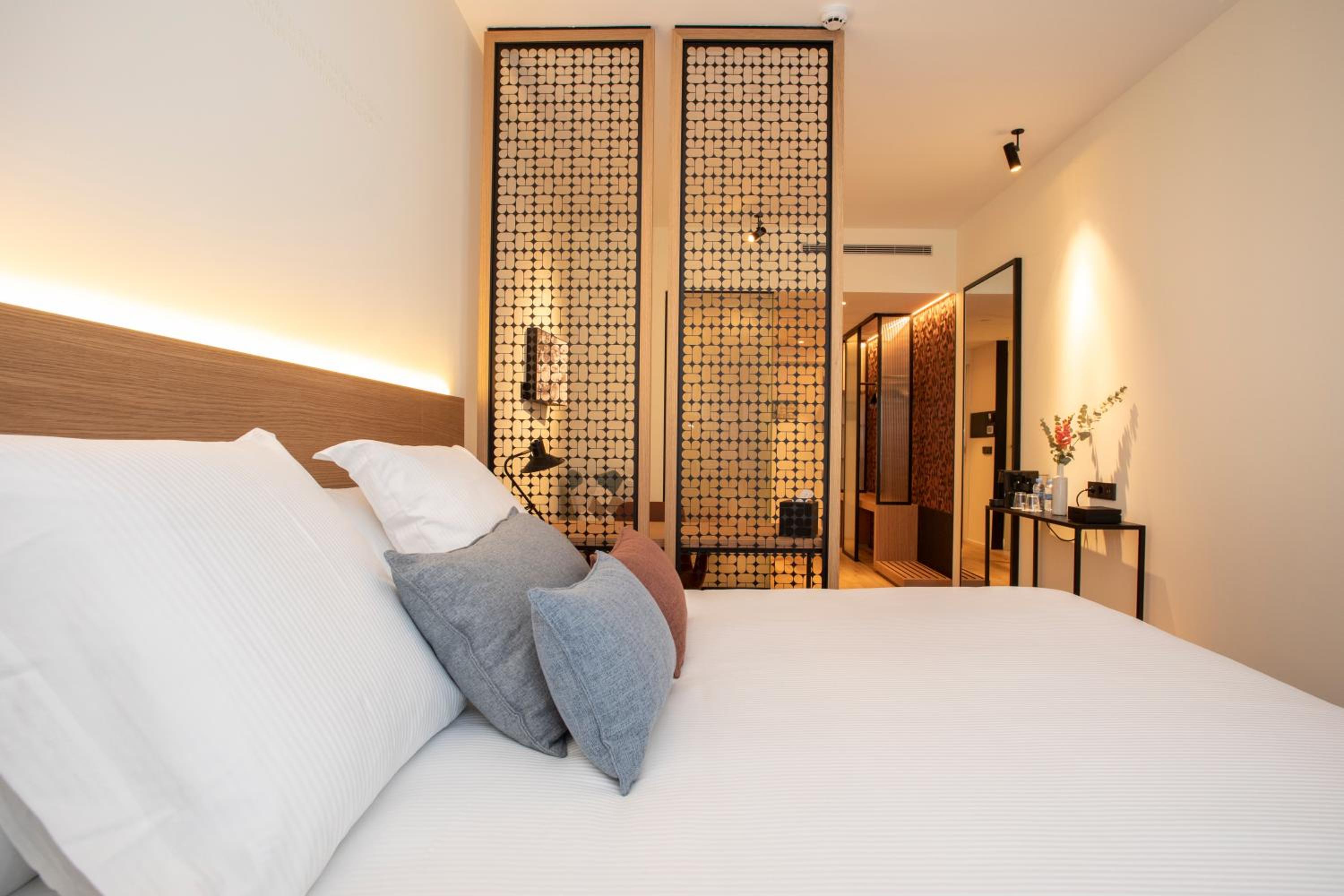 Deluxe Double Room thumbnail 5