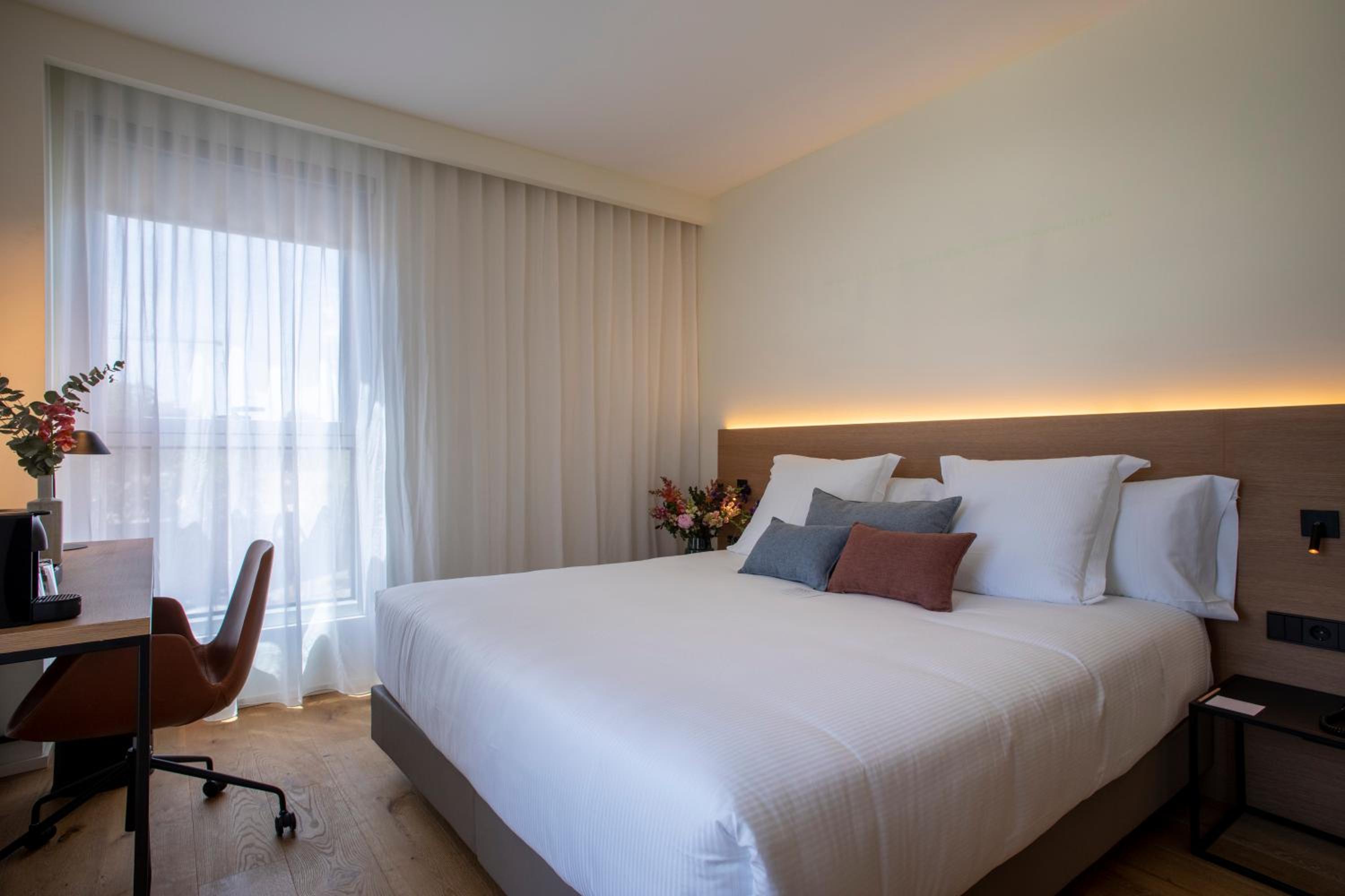 Executive King Room with Pool View thumbnail 6
