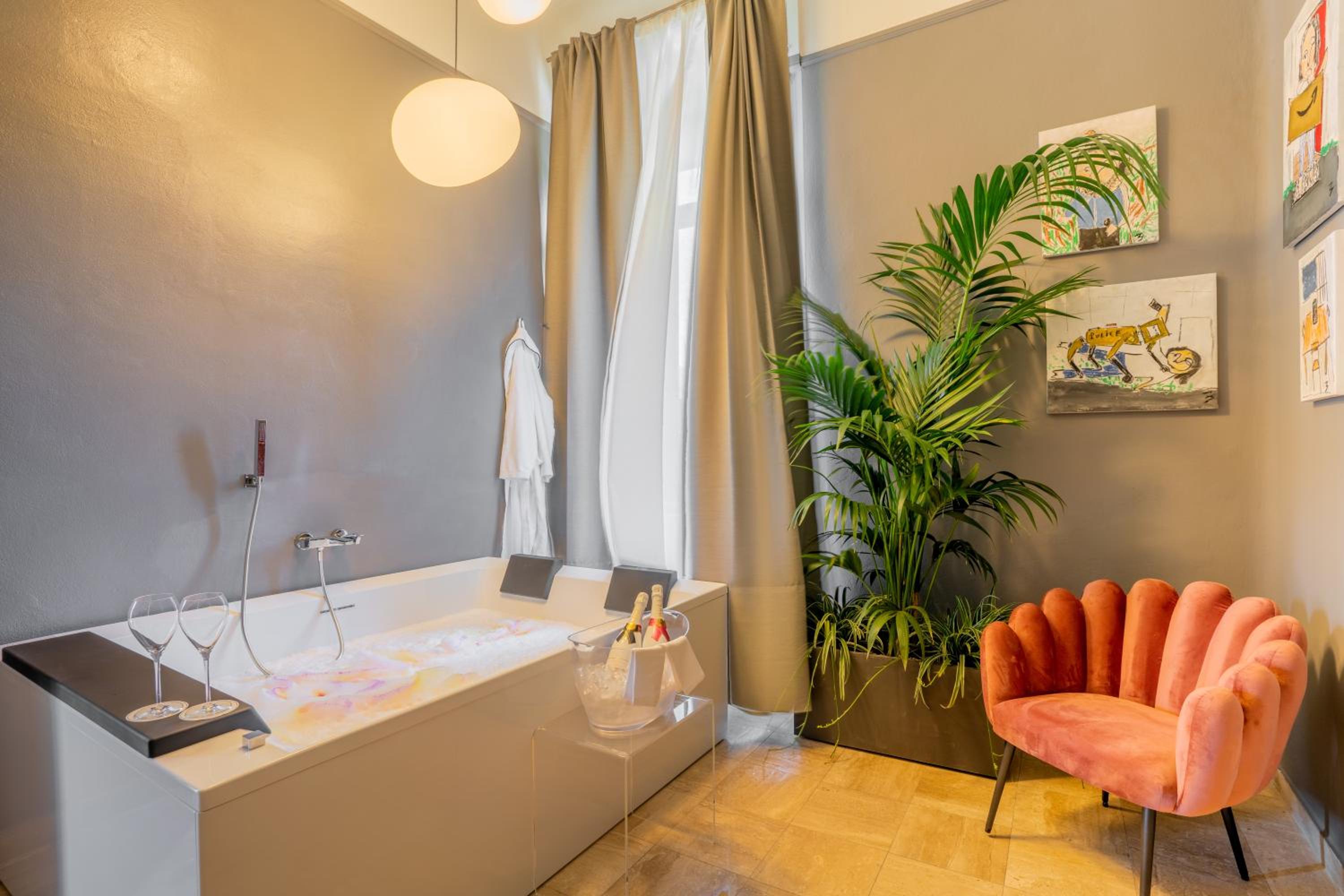 Deluxe Suite with Spa Bath - Photo 2