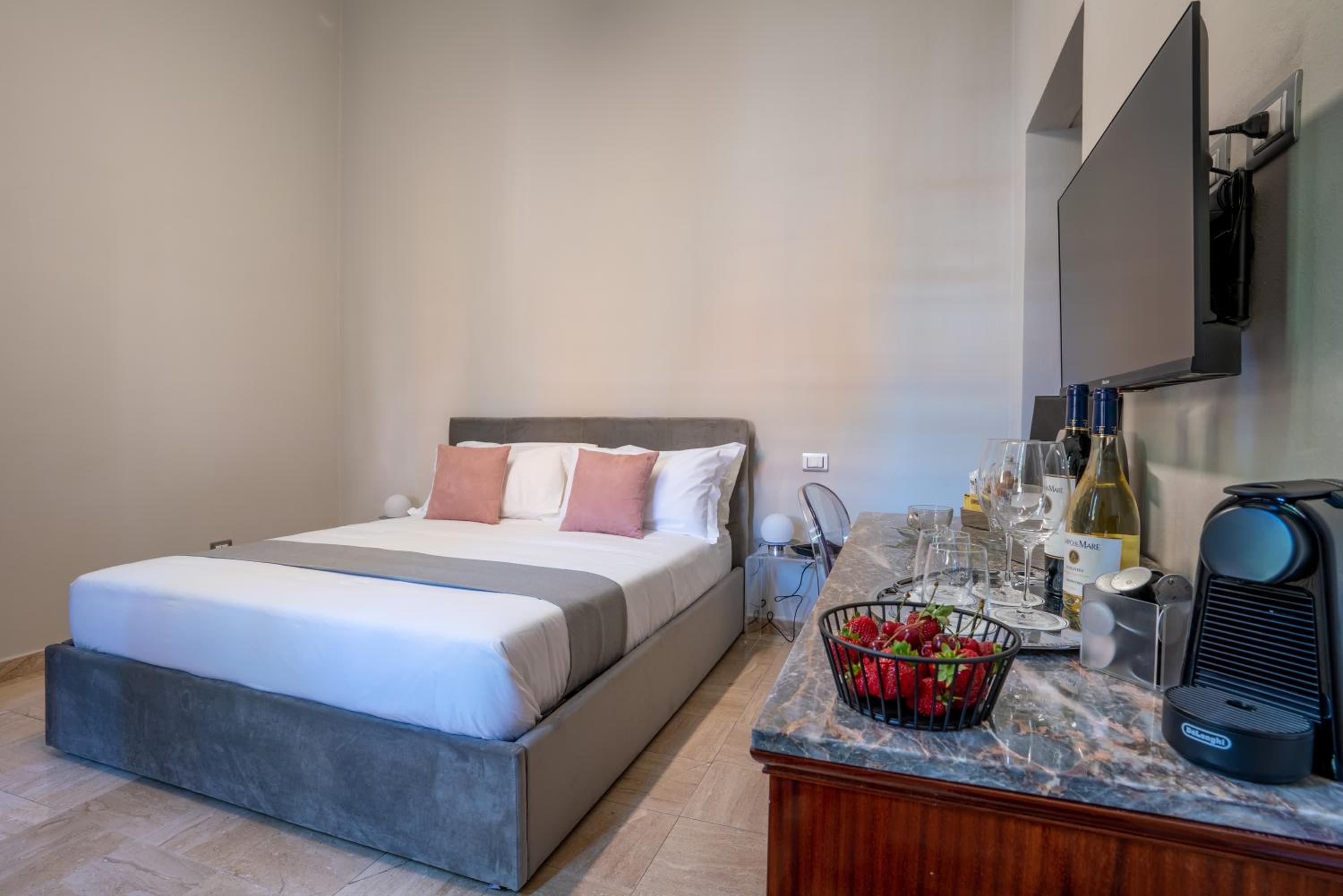 Standard Double Room - Photo 2