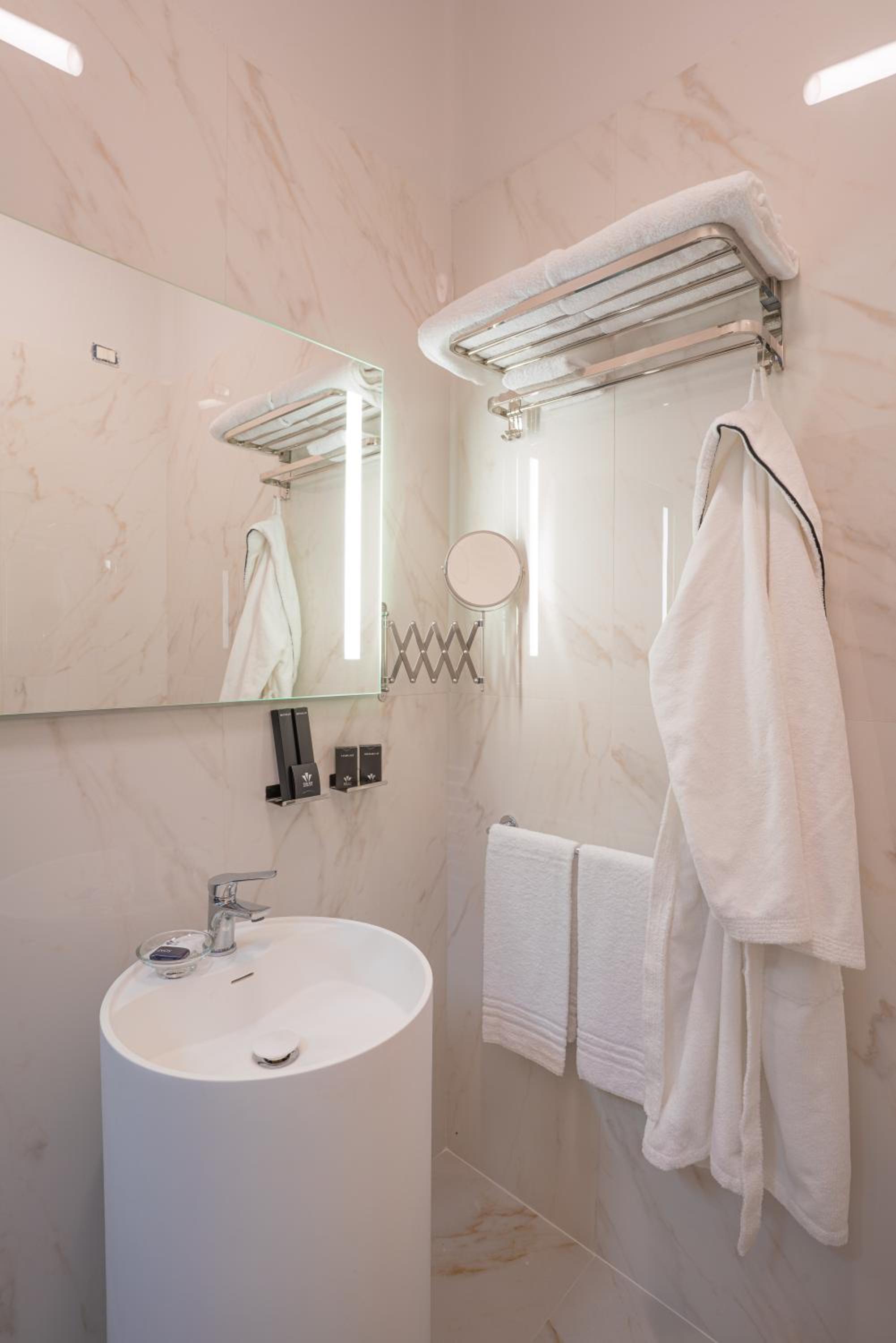 Deluxe Suite with Spa Bath - Photo 14