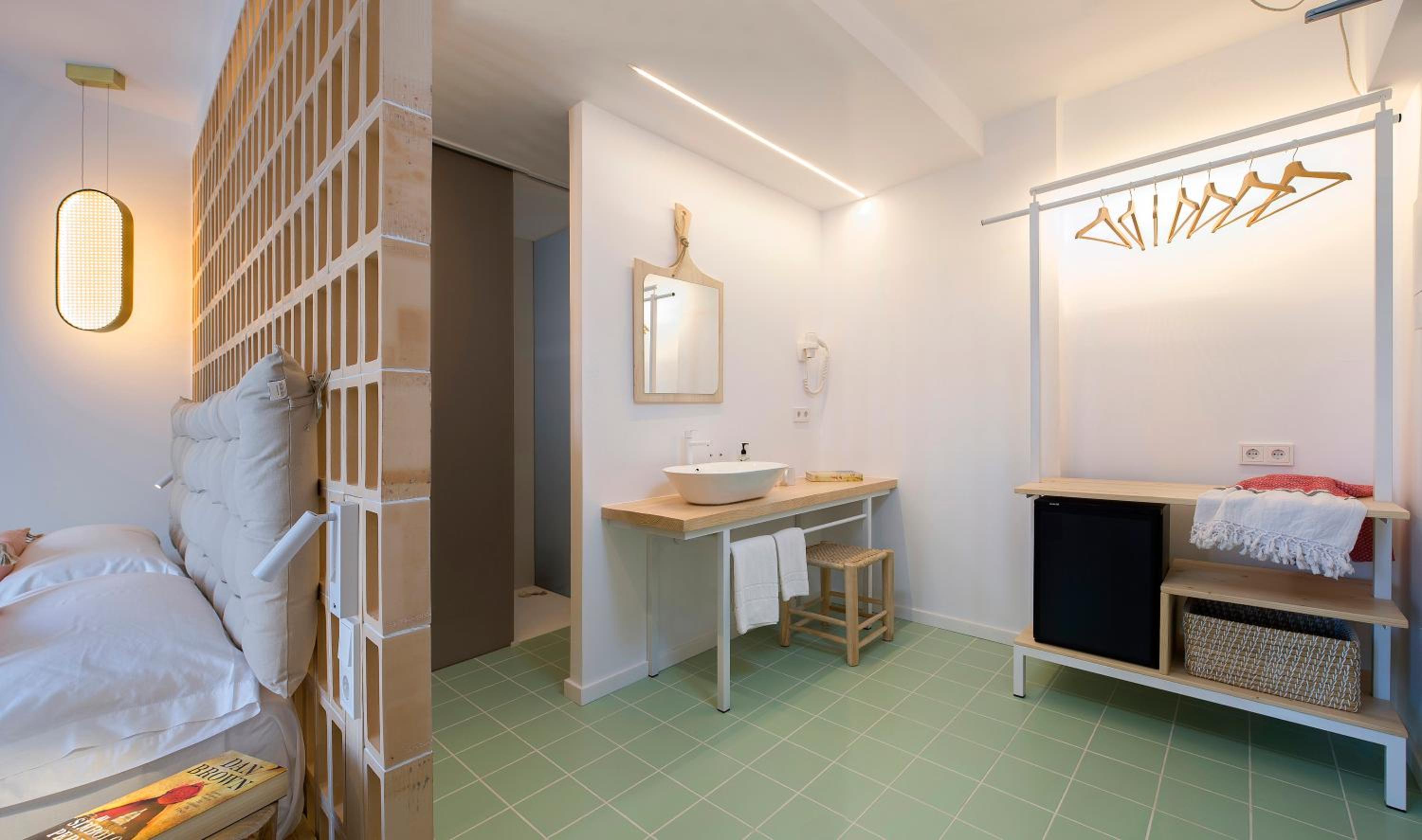 Triple Room with Balcony - Photo 10