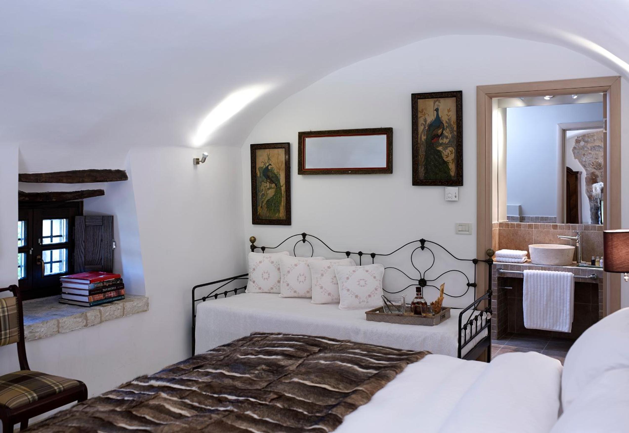 Superior Suite - Photo 9