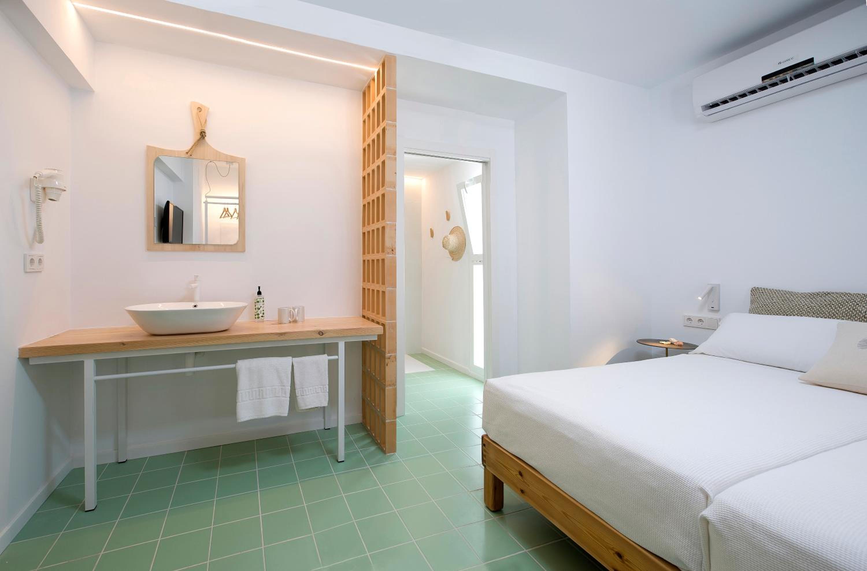 Double or Twin Room - Photo 10