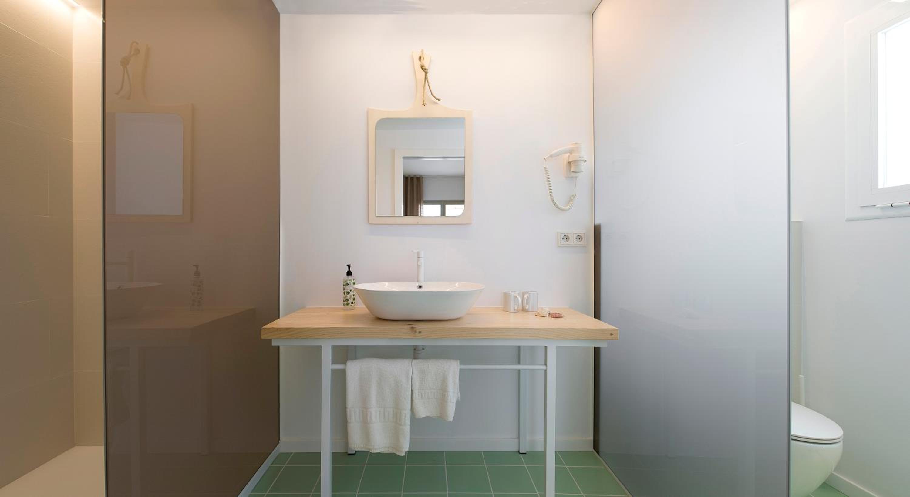 Double or Twin Room - Photo 9
