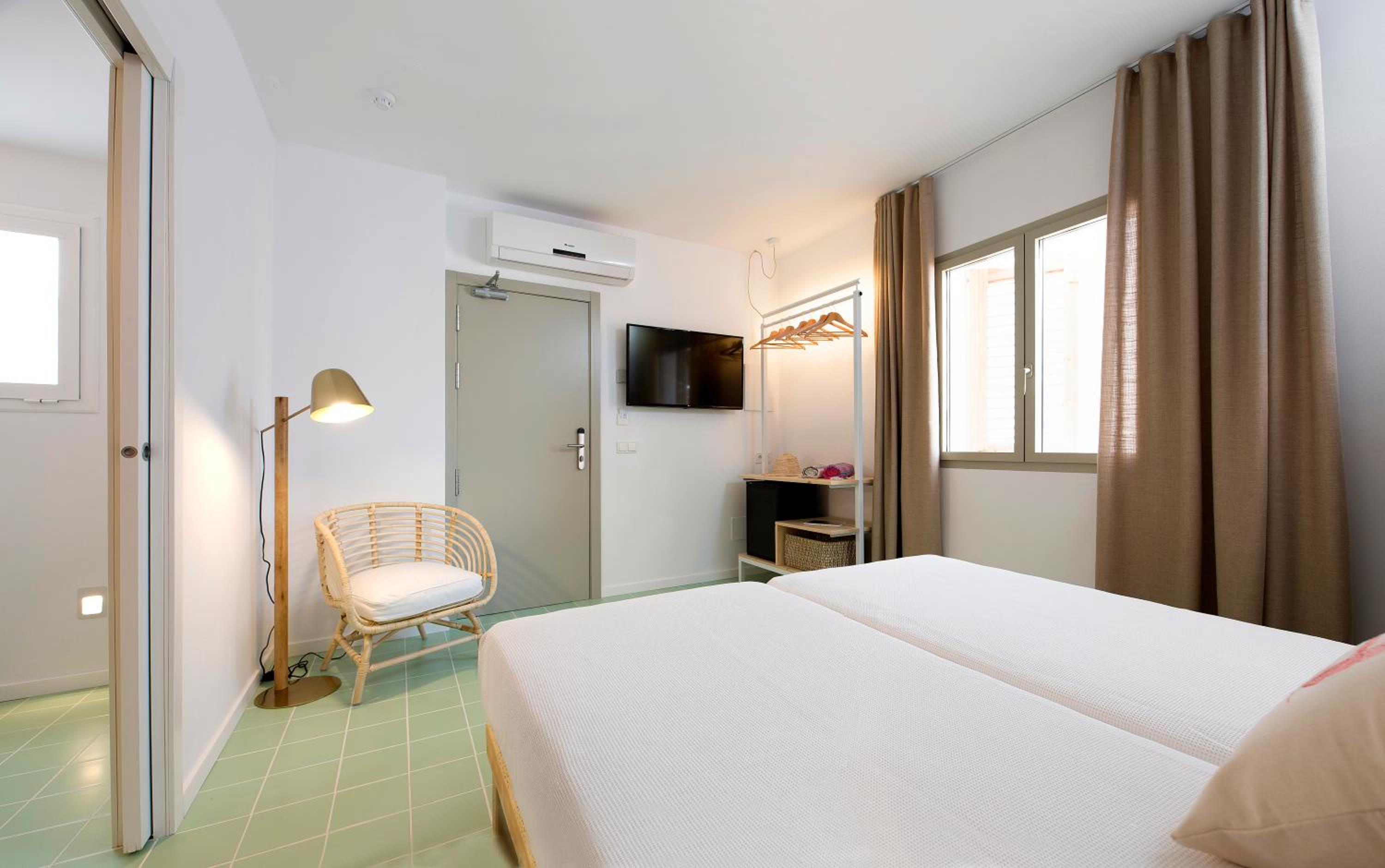 Double or Twin Room - Photo 6
