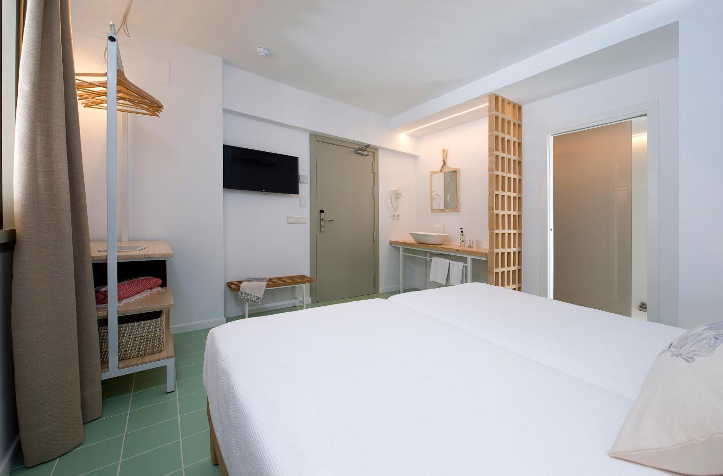 Double or Twin Room - Photo 5