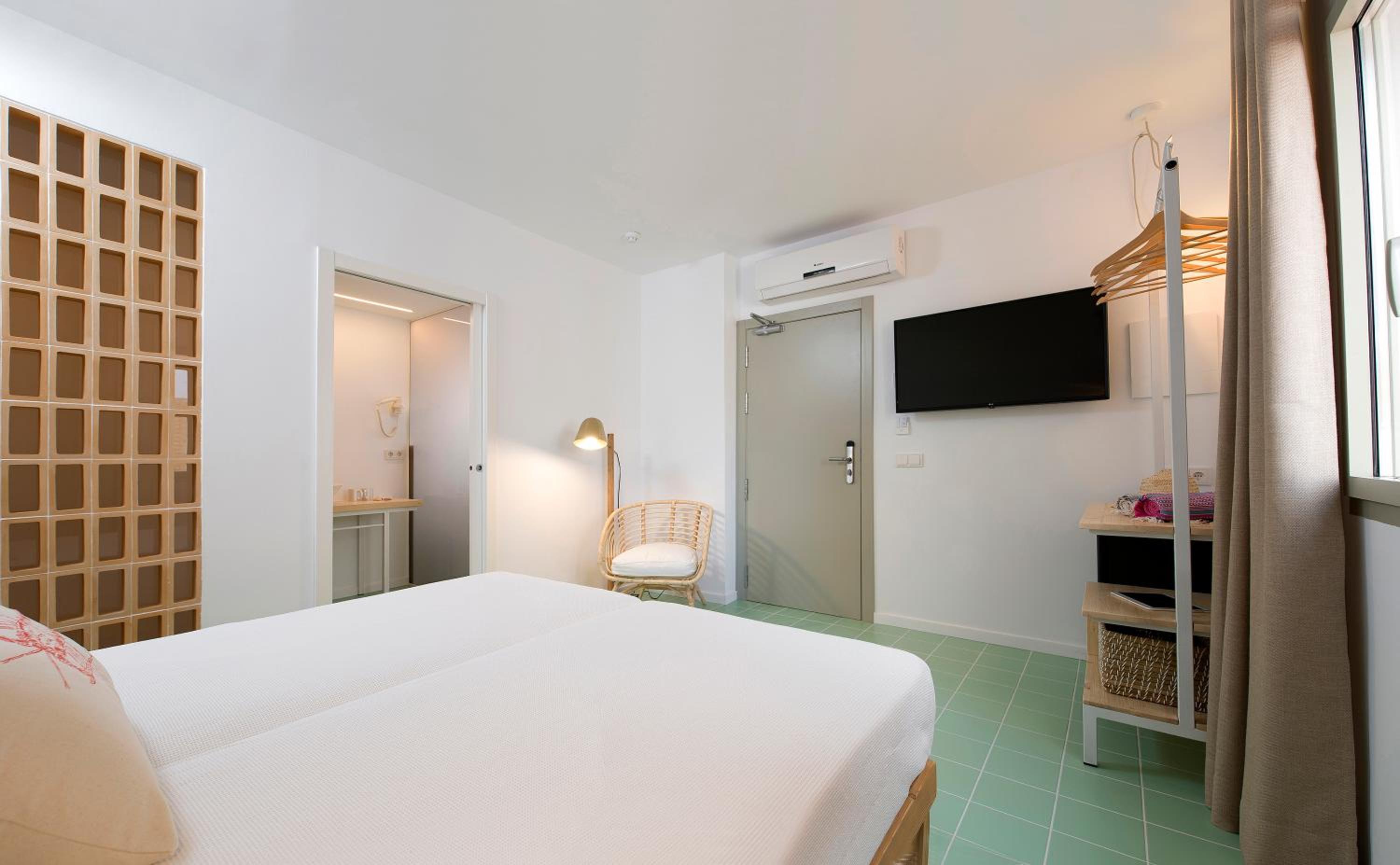 Double or Twin Room - Photo 11