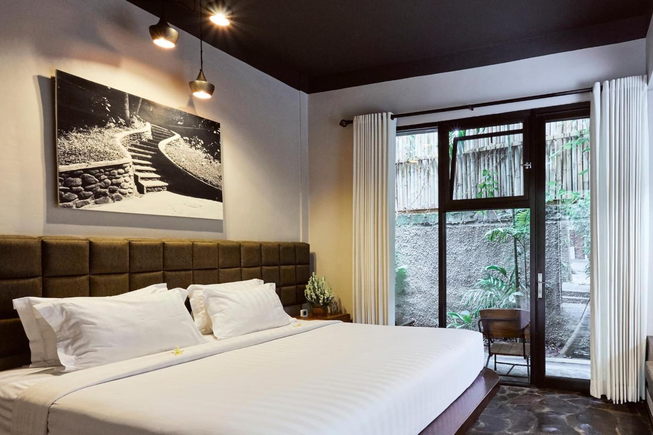 Double Room with Pool View - Photo 8