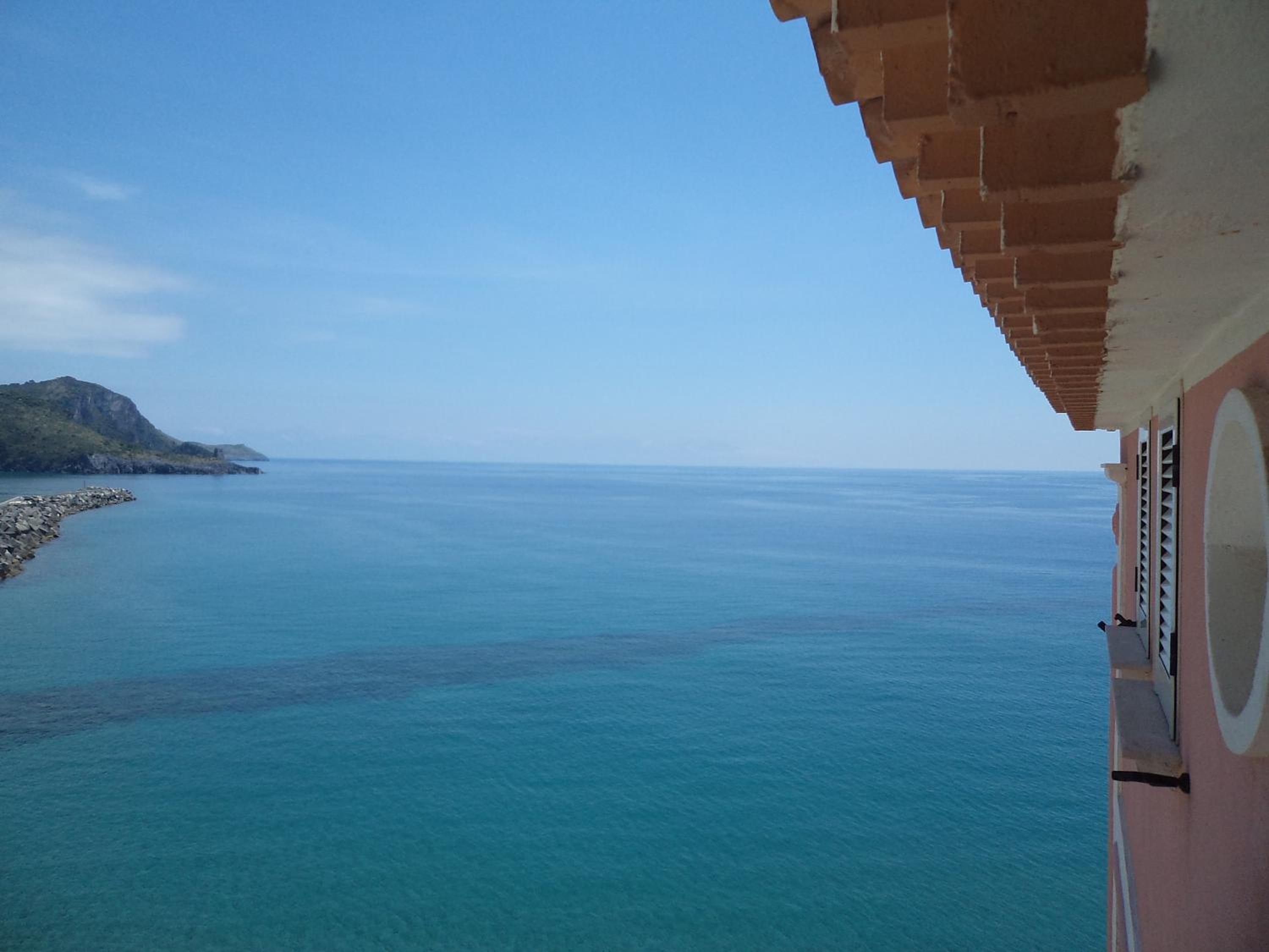 Double Room with Balcony and Sea View - Photo 4