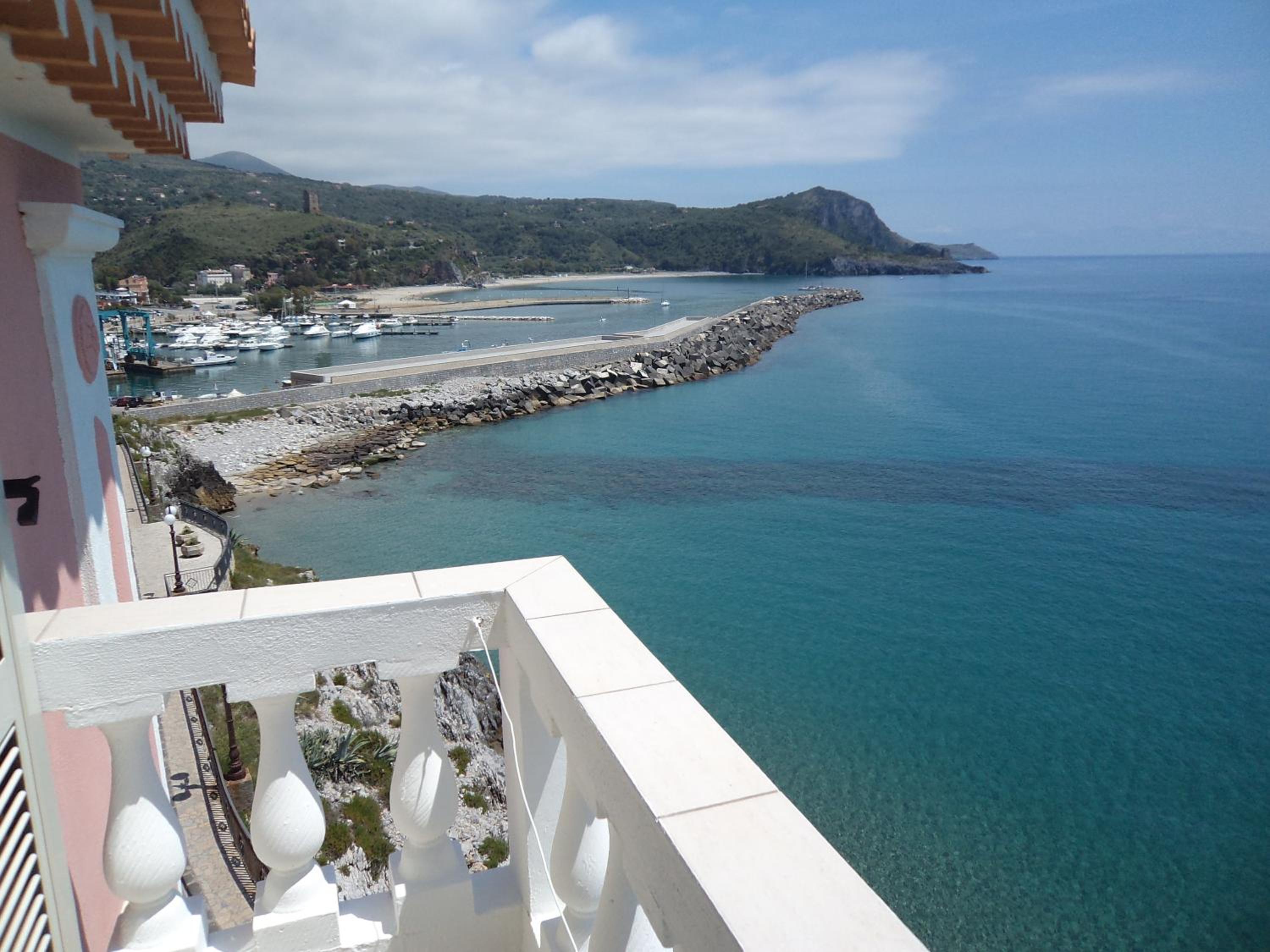 Double Room with Balcony and Sea View - Photo 3