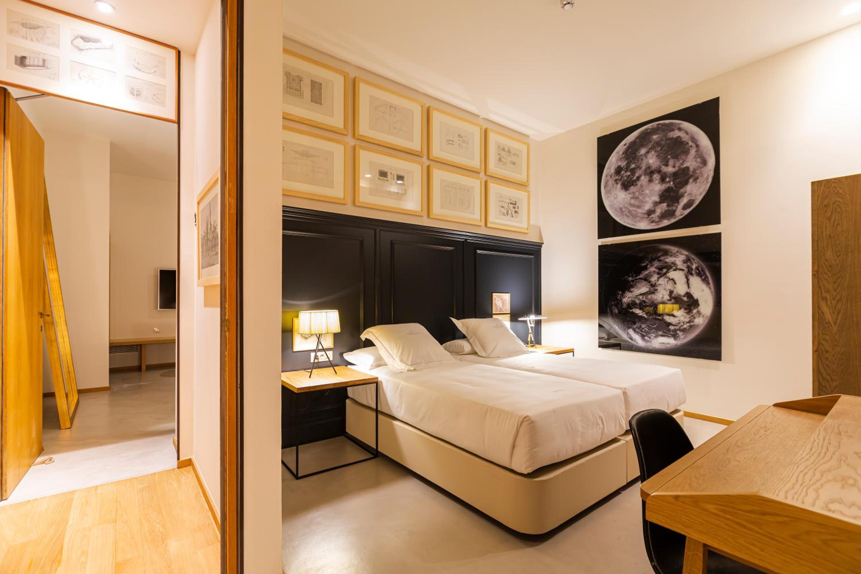 Standard Double Interior Room thumbnail 6