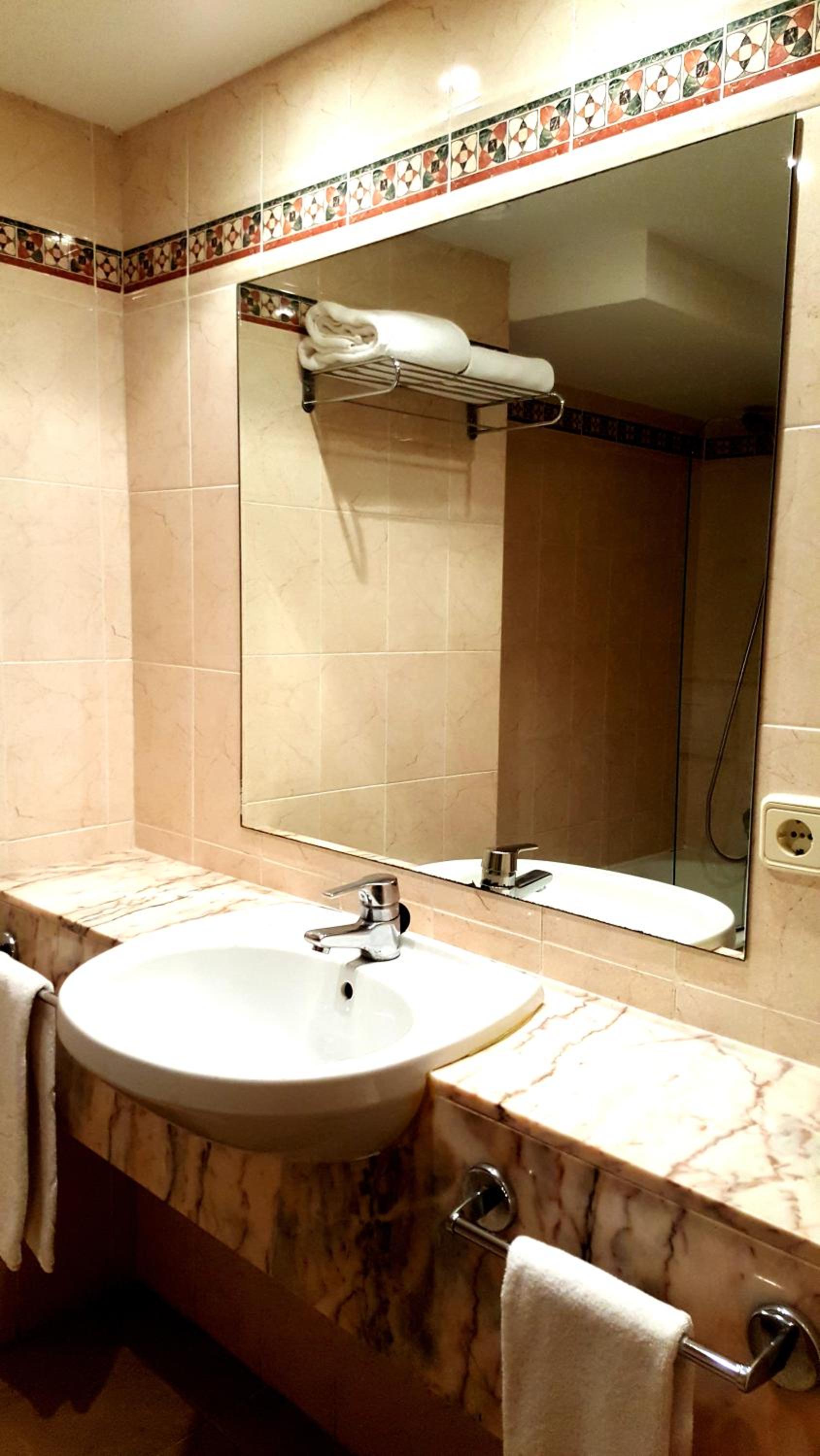 Double Room with Balcony - Photo 3