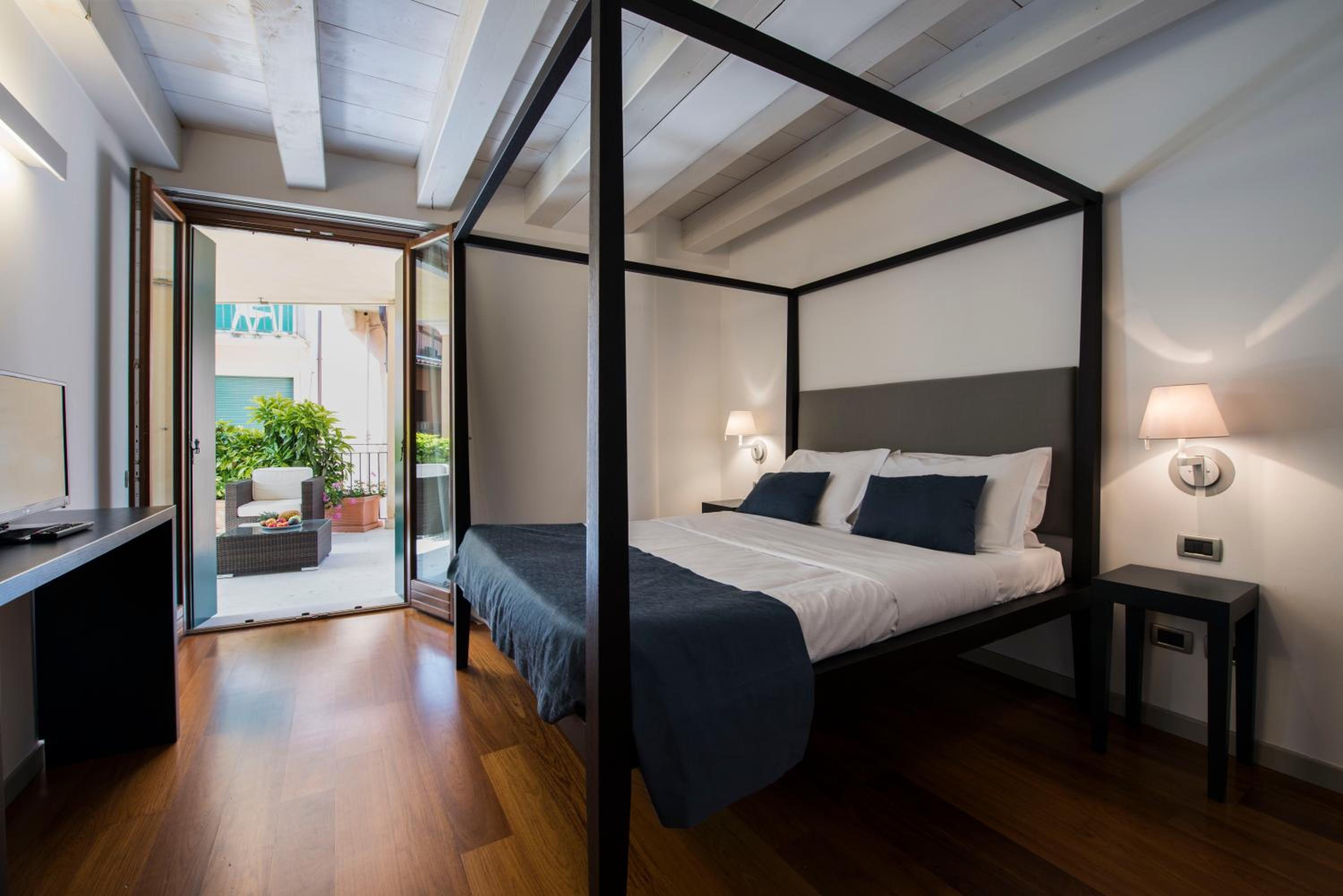 Triple Room with Terrace and Partial Lake View - Photo 1