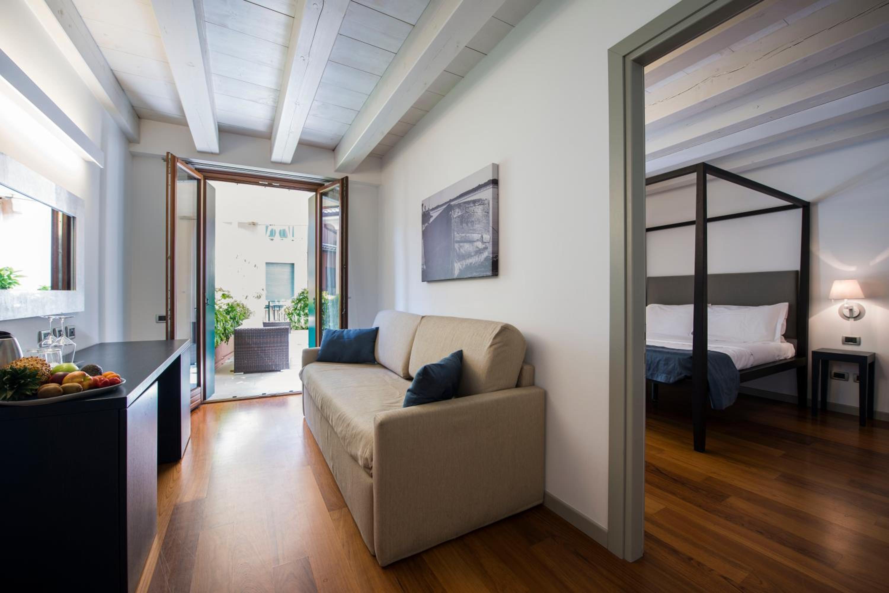 Triple Room with Terrace and Partial Lake View - Photo 4