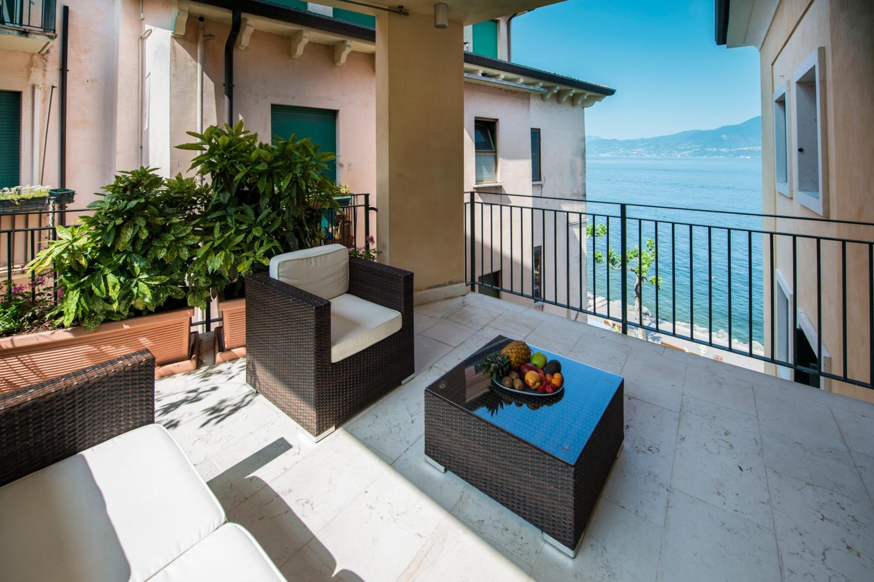Triple Room with Terrace and Partial Lake View - Photo 2