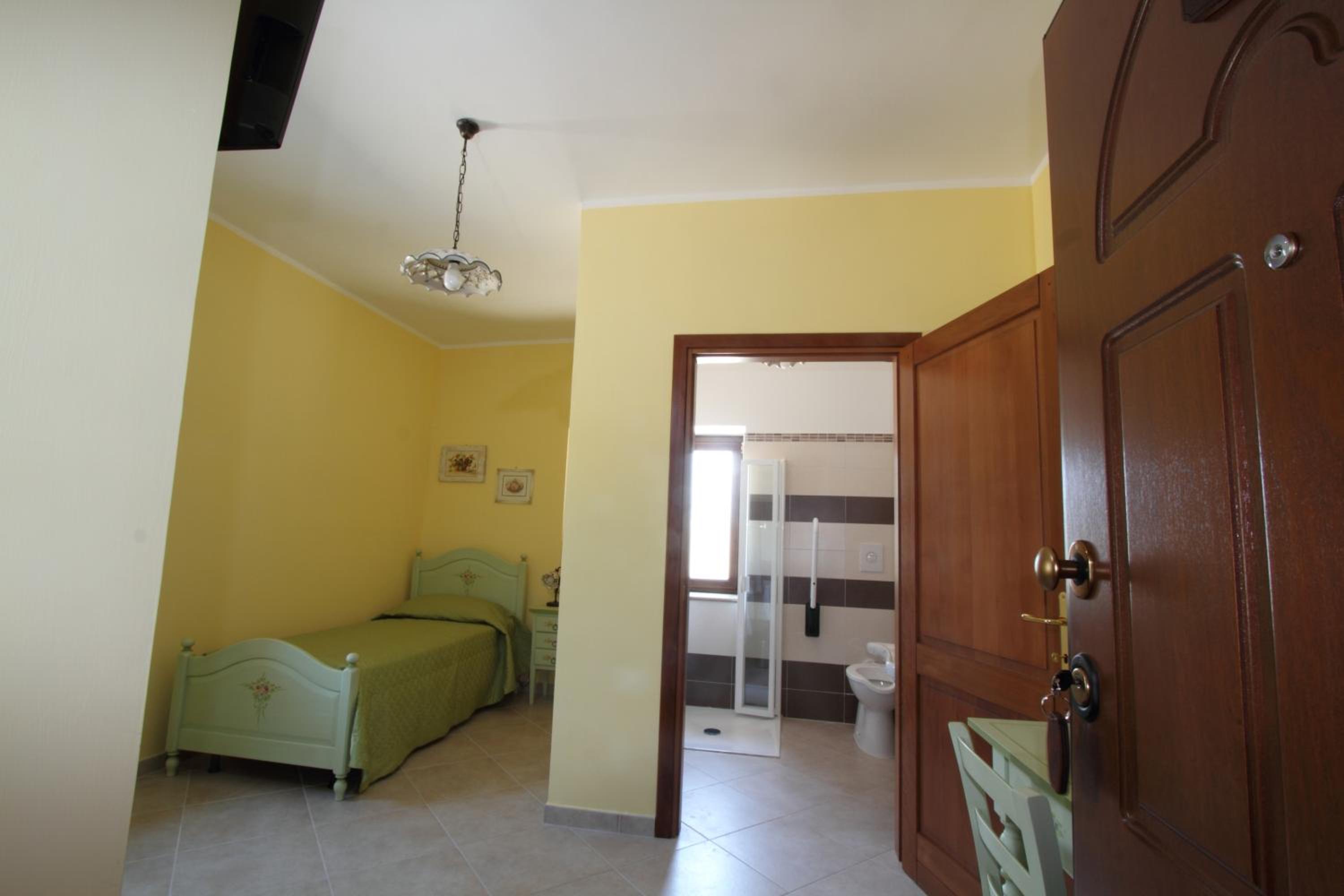Single Room photo 3