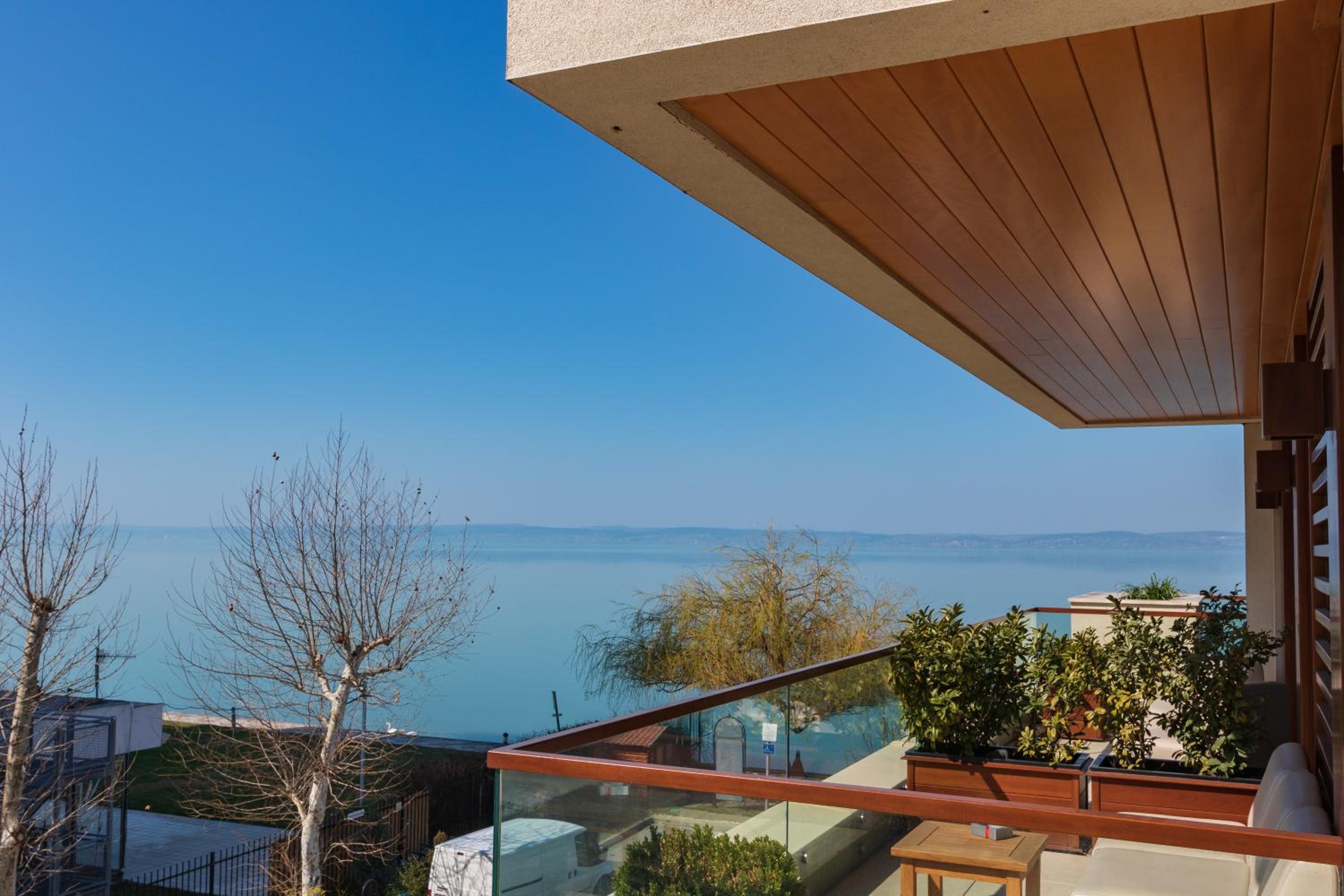 Suite mit Whirlpool sowie Balkon mit seitlichem Seeblick photo 2