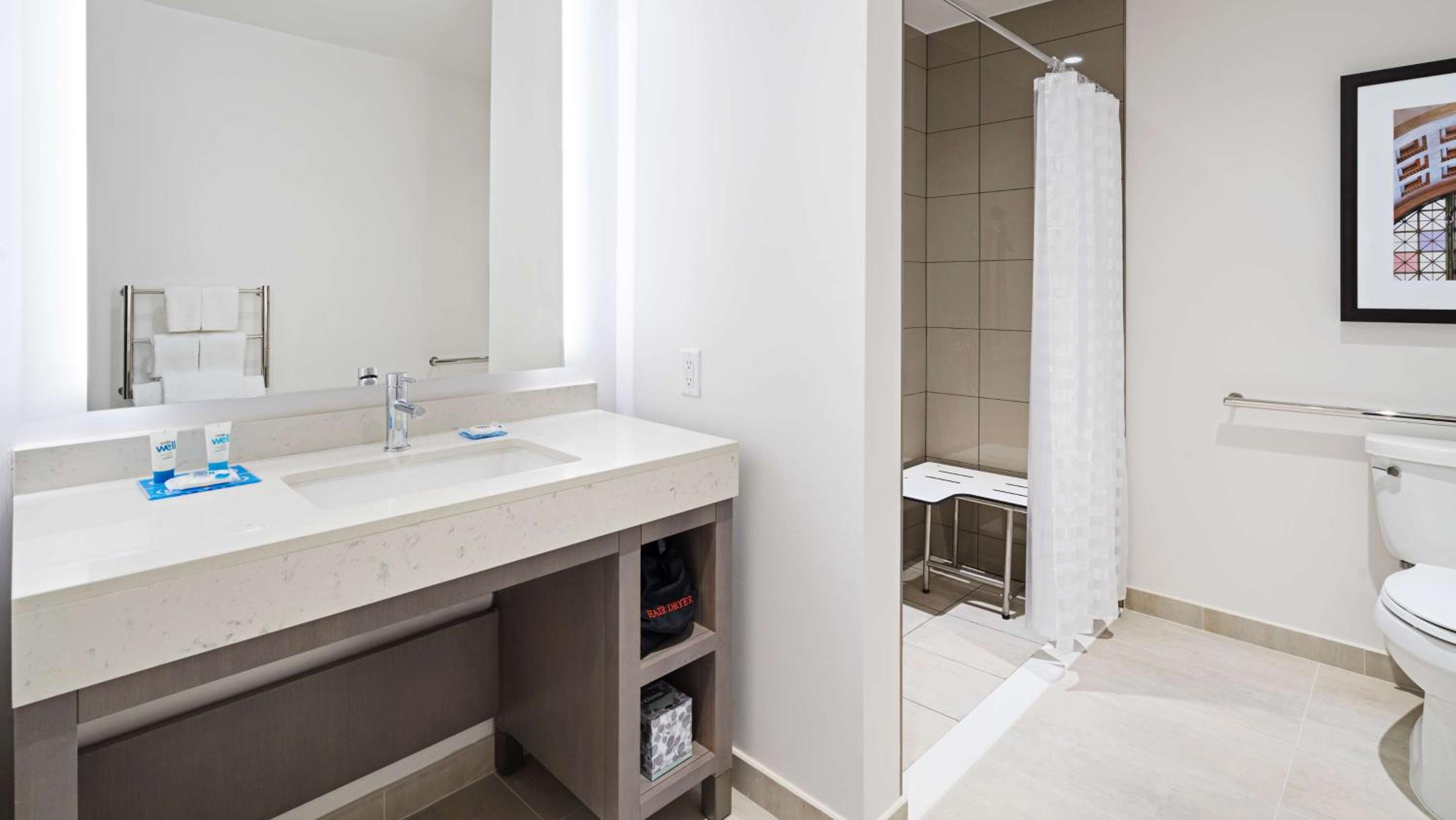 Den King Room with Roll-in Shower - Disability Access photo 2