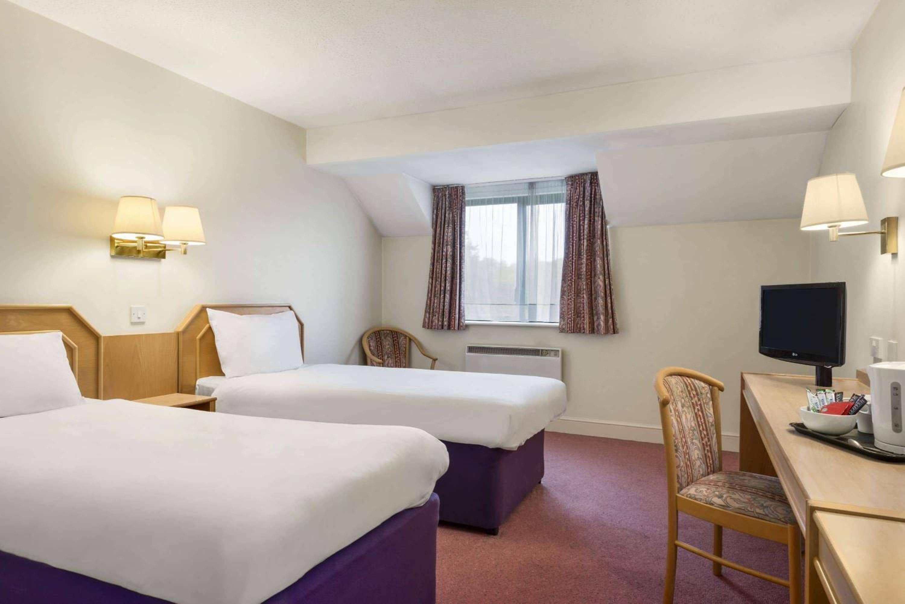 Standard Twin Room - Photo 1