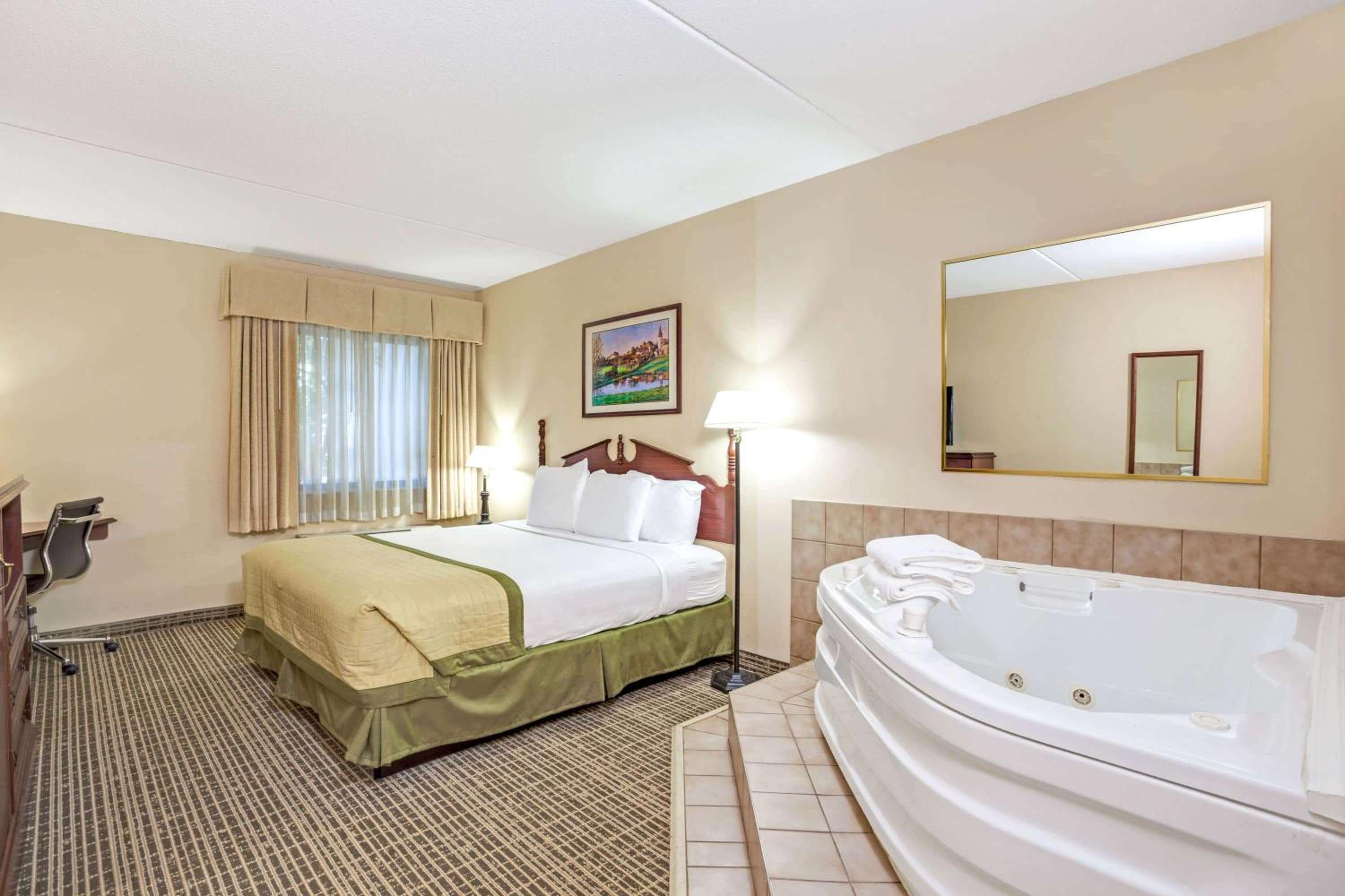 Deluxe King Suite with Spa Bath - Photo 1