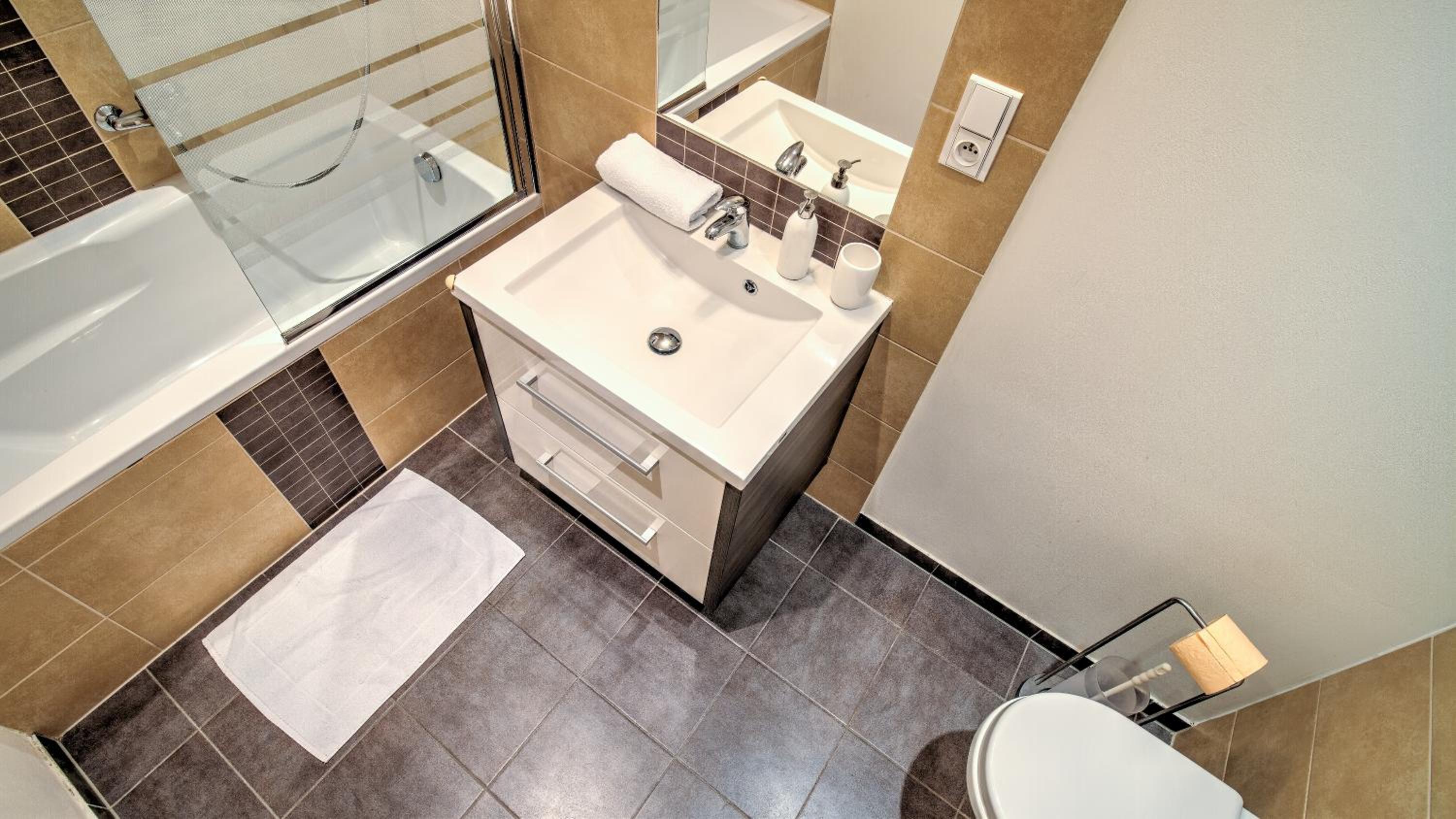 One-Bedroom Apartment (4 Adults) - Photo 11
