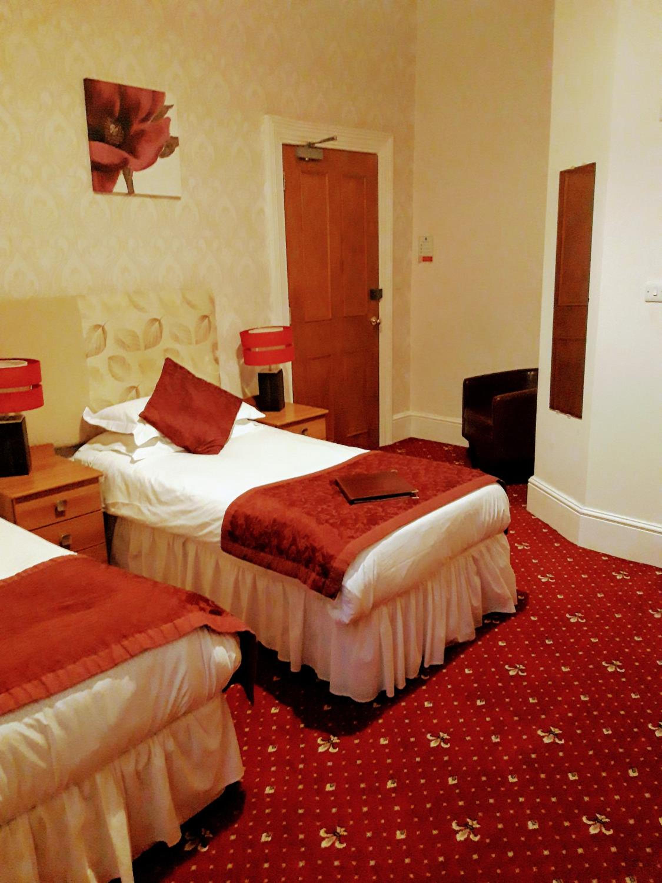 Twin Room with Private Bathroom photo 1
