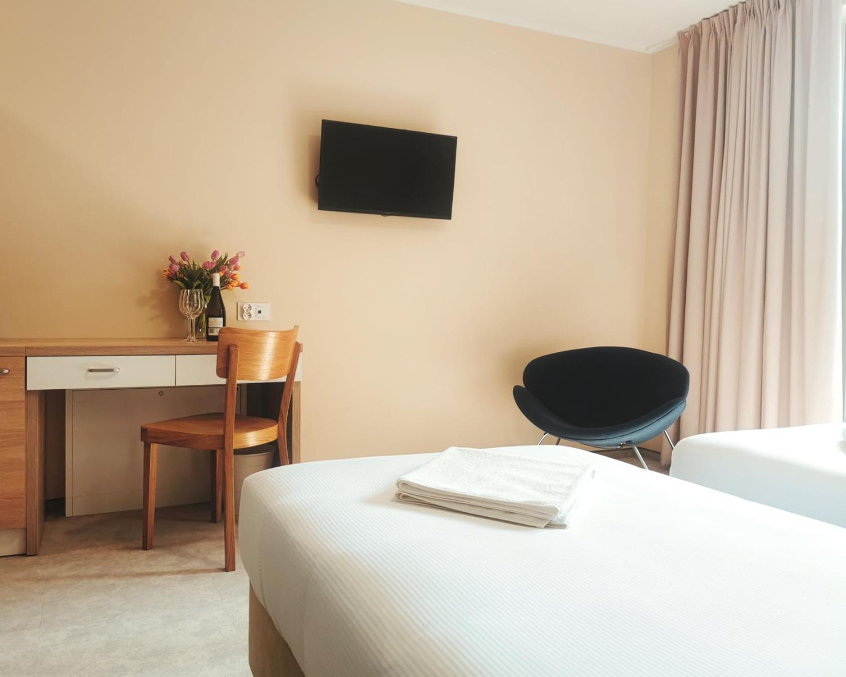 Deluxe Double Room with Shower photo 2