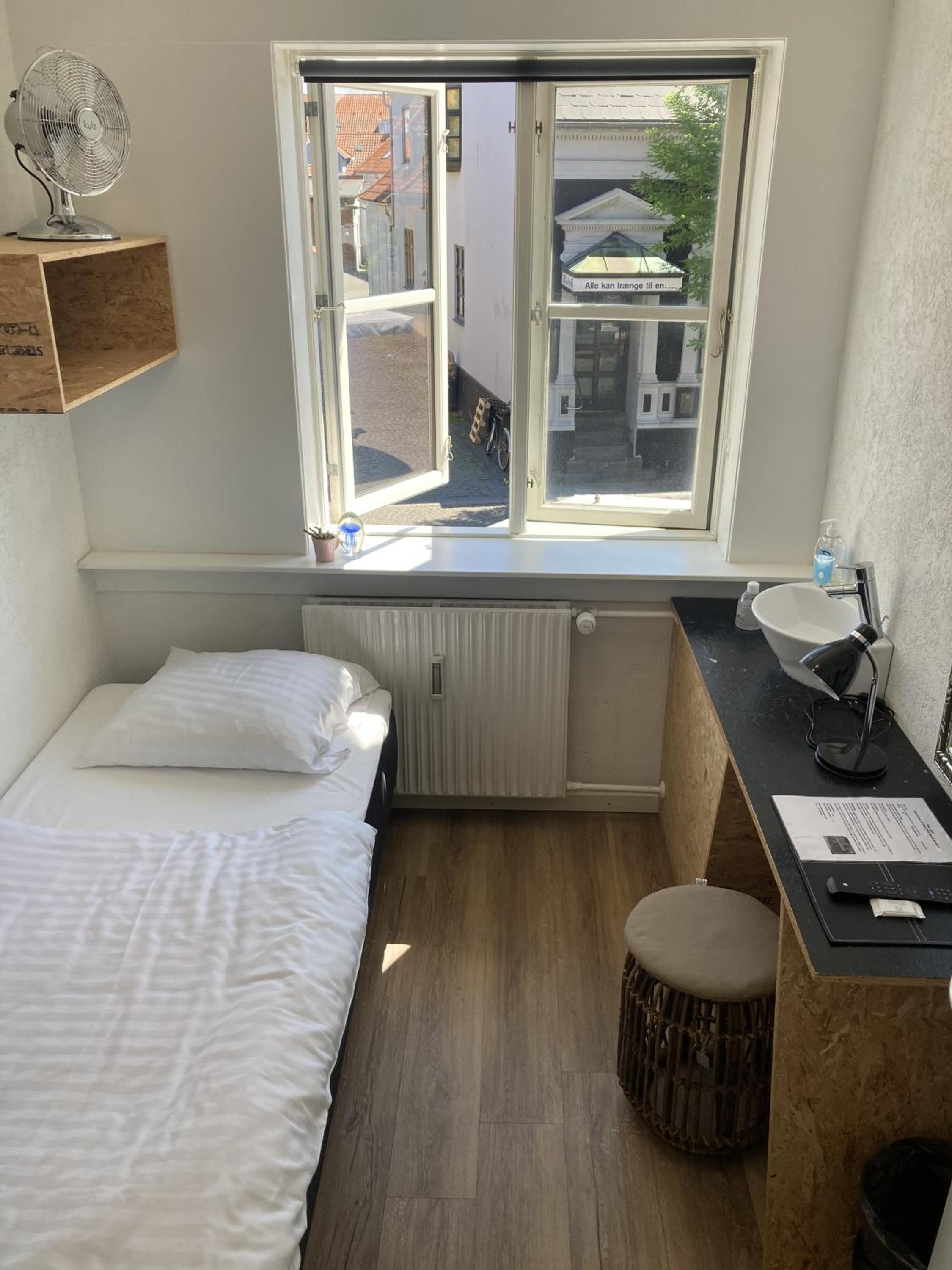 Single Room with Shared Bathroom photo 1