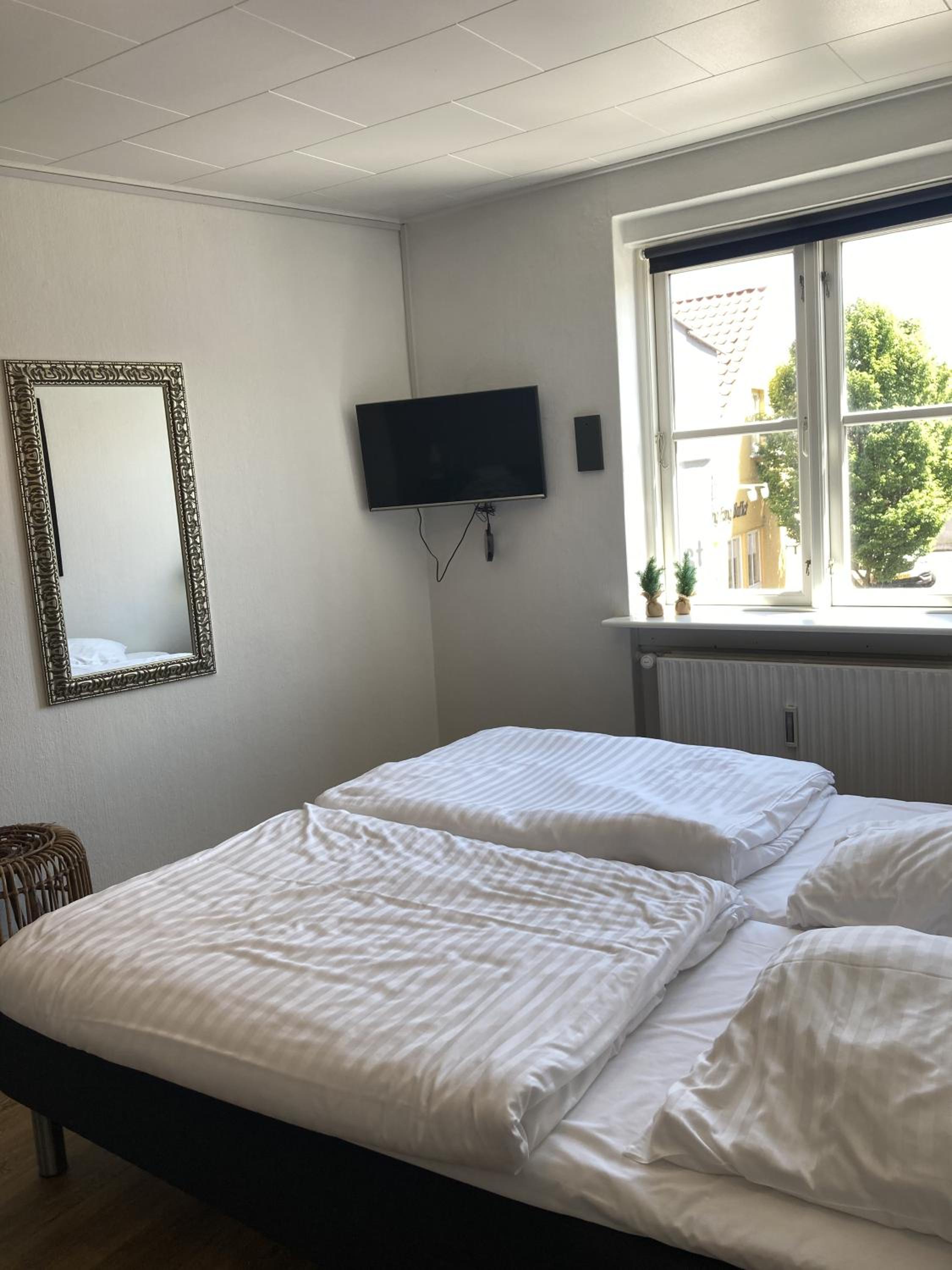 Standard Twin Room with Shared Bathroom photo 3