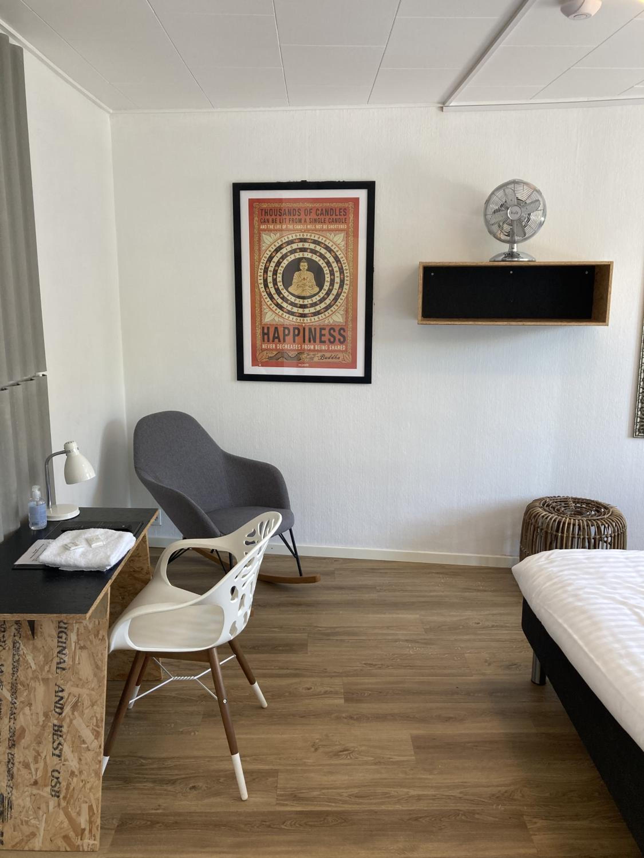 Standard Twin Room with Shared Bathroom photo 2