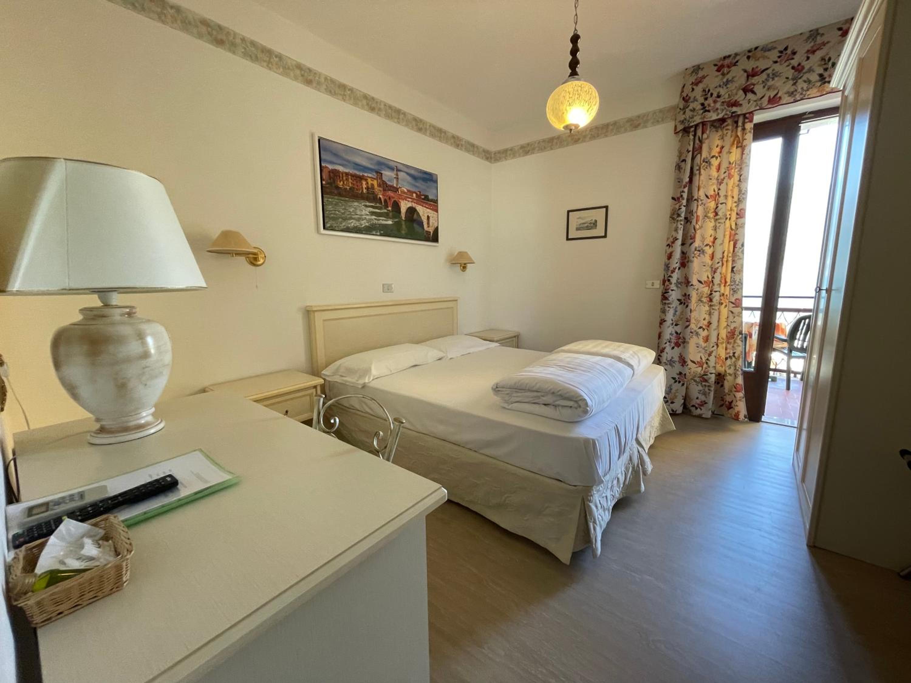 Double or Twin Room with Lake View - Photo 2