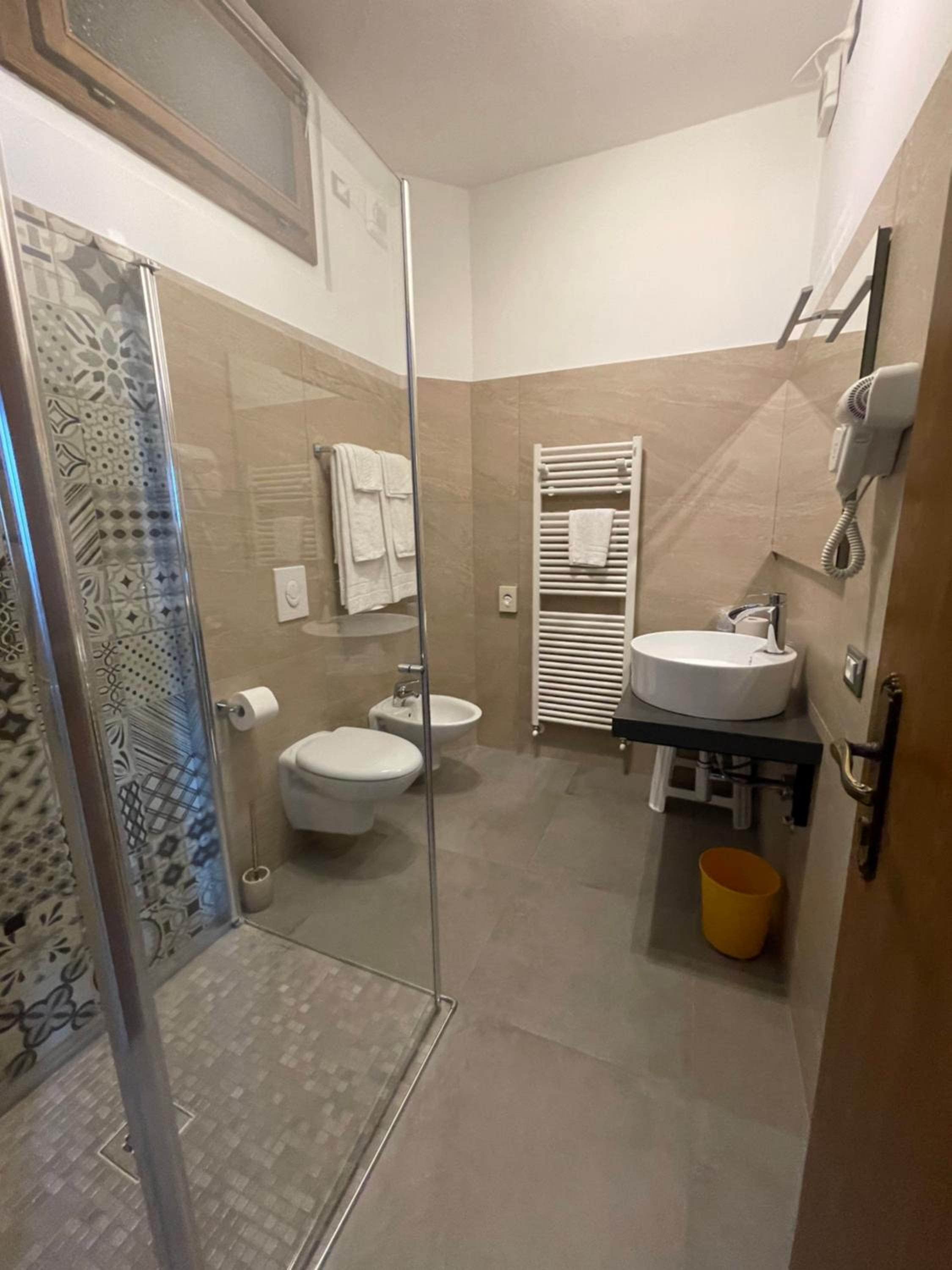 Double or Twin Room with Lake View - Photo 14