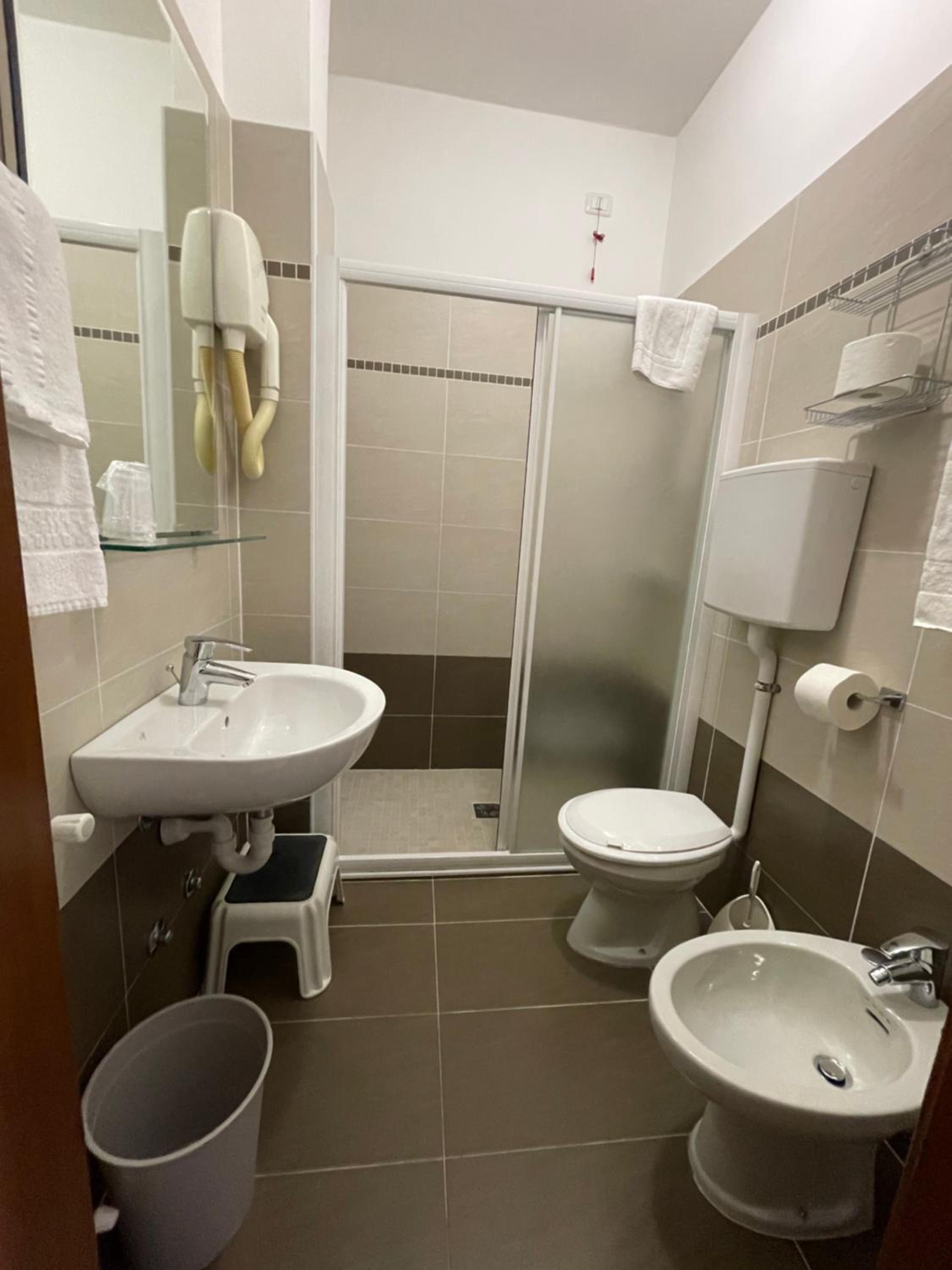 Double or Twin Room with Lake View - Photo 5