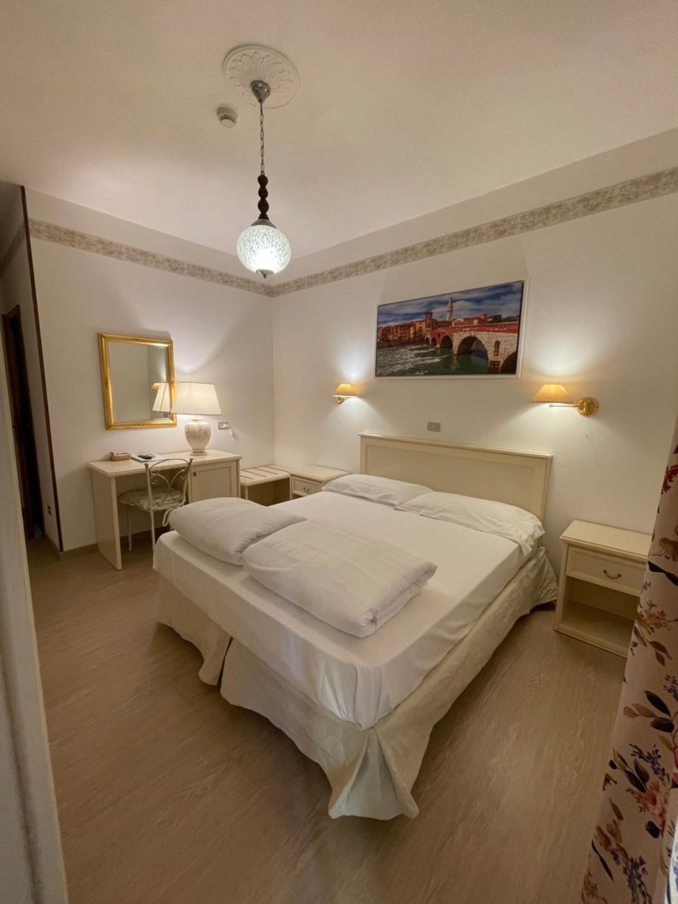 Double or Twin Room with Lake View - Photo 4