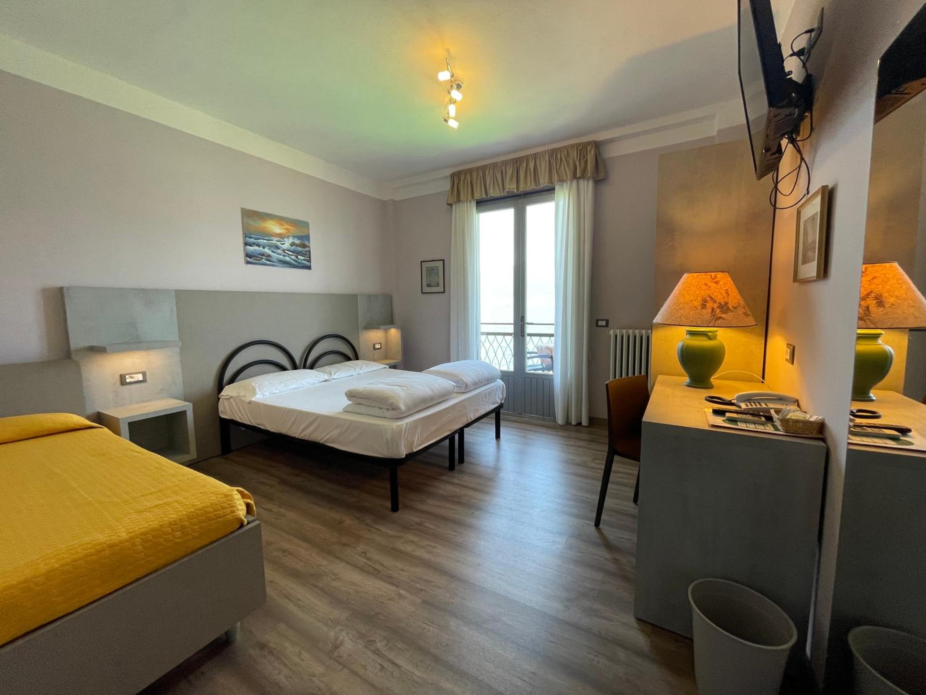 Double or Twin Room with Lake View - Photo 12