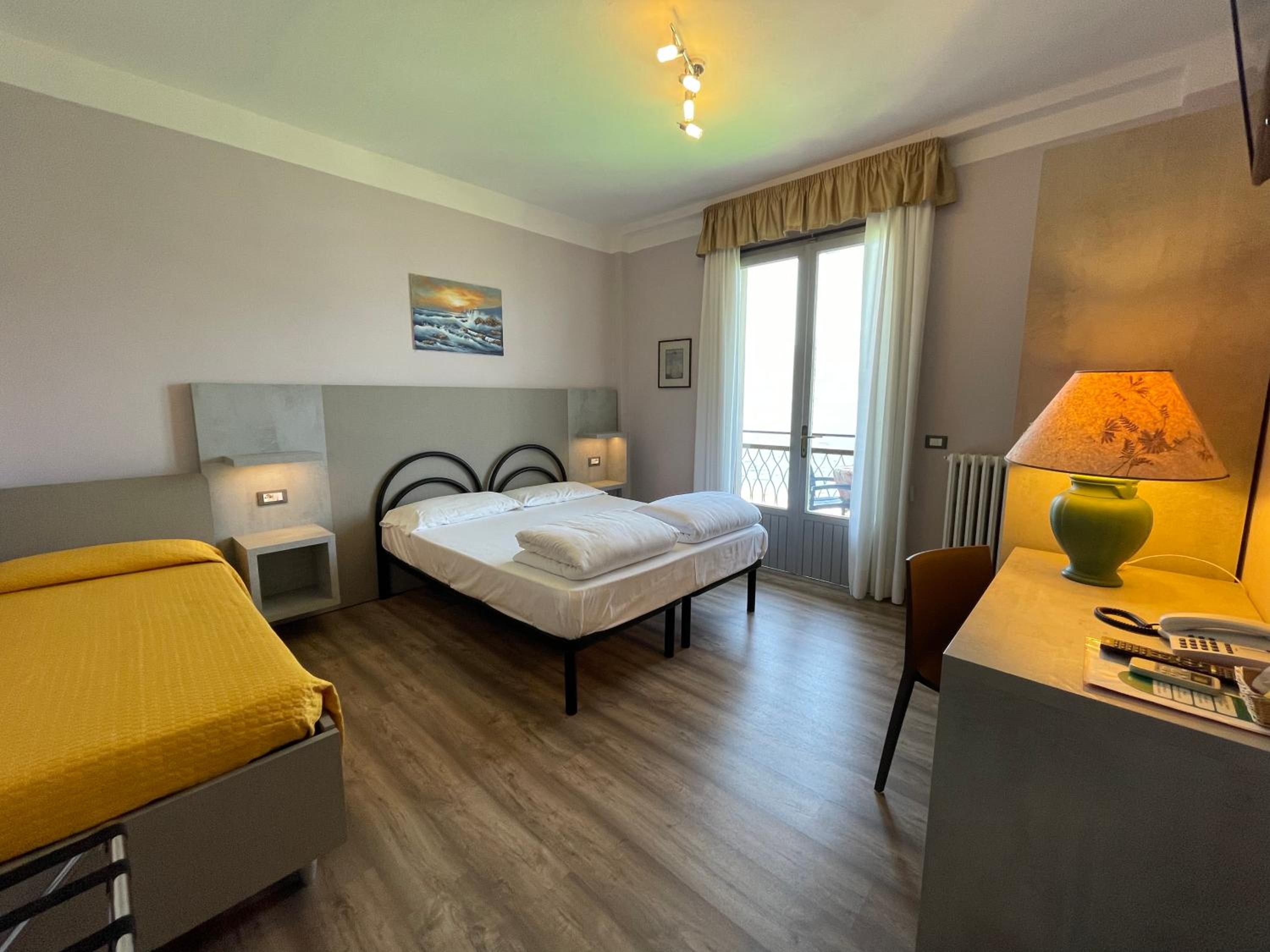 Double or Twin Room with Lake View - Photo 13