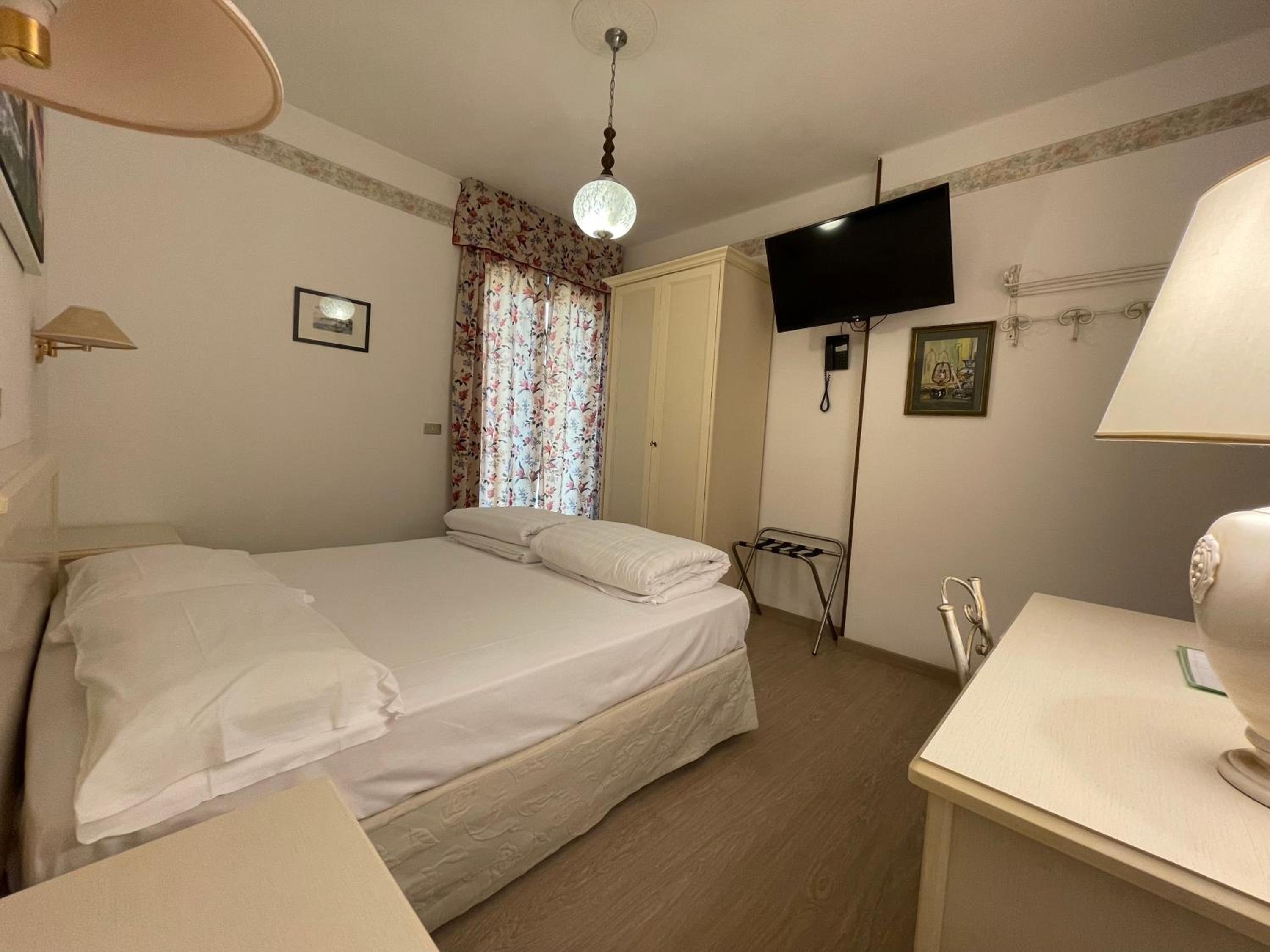 Double or Twin Room with Lake View - Photo 20