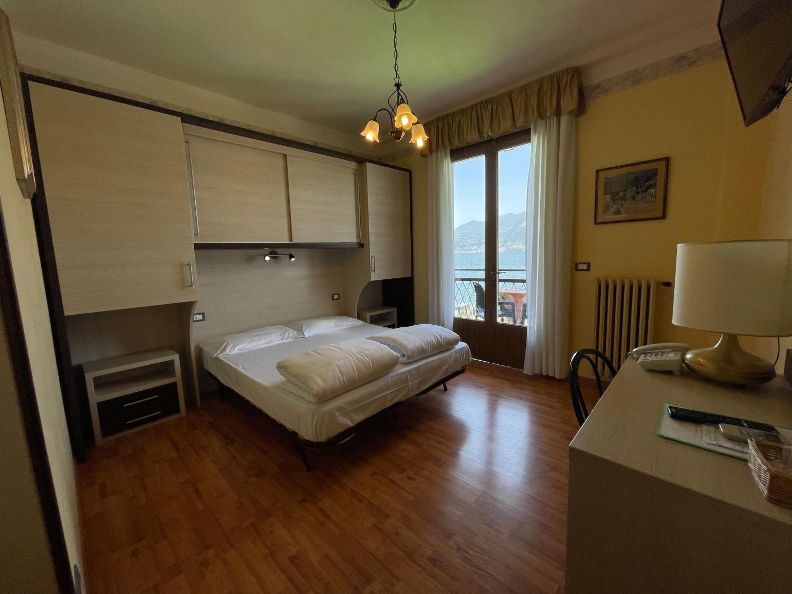 Double or Twin Room with Lake View - Photo 17