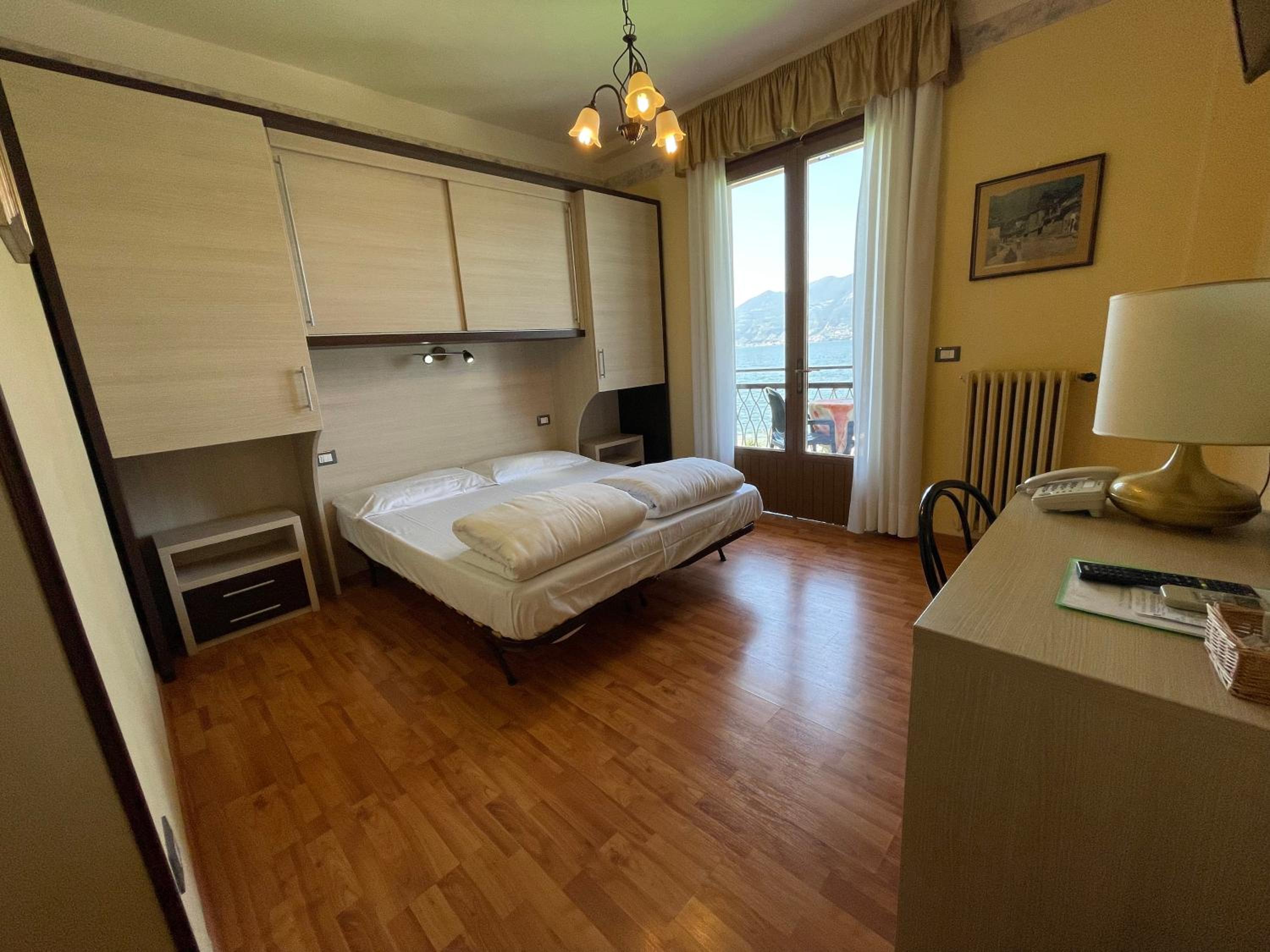 Double or Twin Room with Lake View - Photo 18
