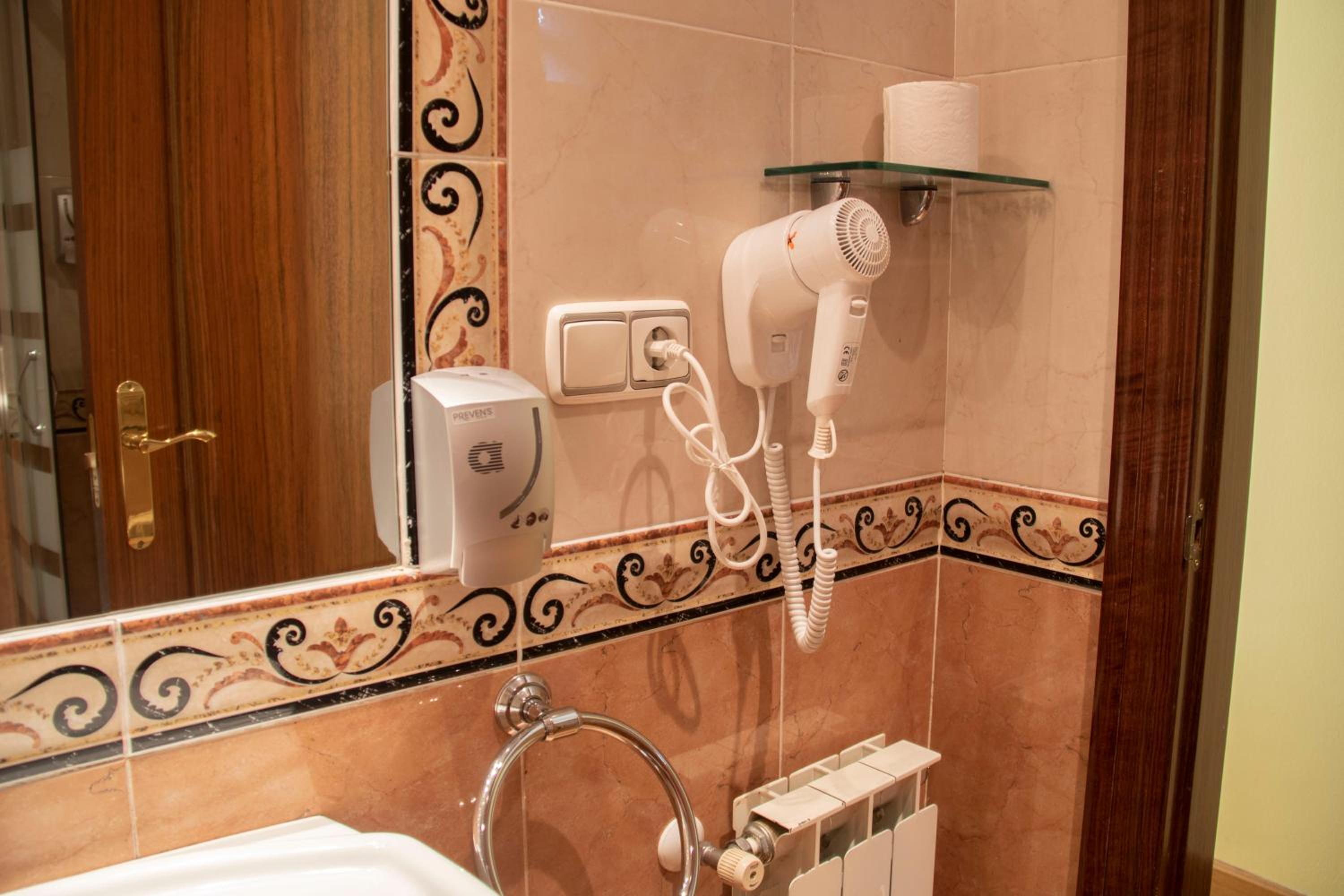 Budget Double or Twin Room - Photo 3